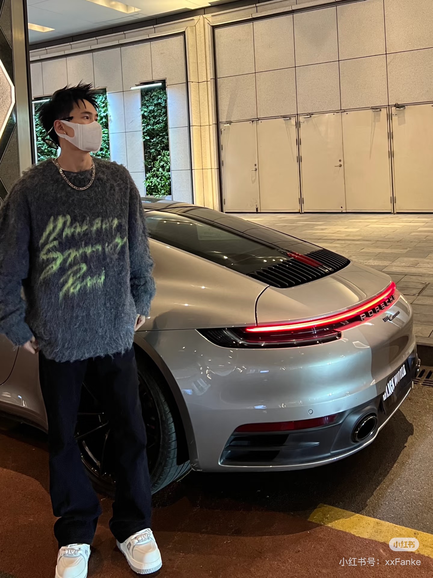 🅿️154(模特咨询图) 款号:Y266 Lv路易威登海马毛经典字母套头毛衣 满满的秋冬氛围感 纱线软糯 它是那种越看越爱的高级色调,轻松搭配衣橱里的各种下装 大气好看 百搭 不挑人 吊牌 吊粒 水洗 包装袋 全套辅料 颜值相当高 做工超精致 颜色:灰色