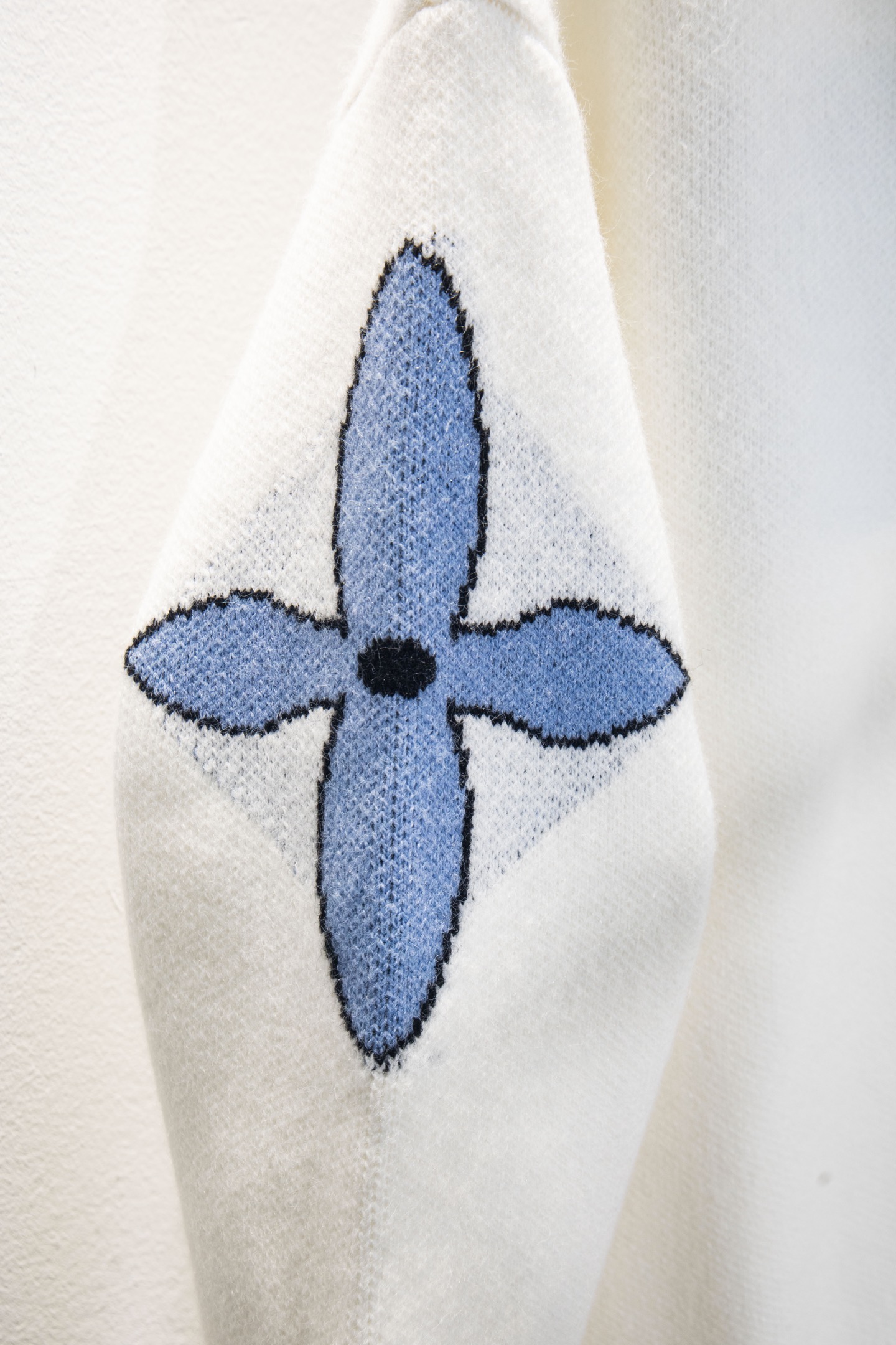 🅿️225
款号:Y268
Louis Vuitton路易威登SKI滑雪嵌花系列前后老花logo圆领羊毛针织套头毛衣
Louis Vuitton路易威登新款SKI系列 超厚一公斤高克重羊毛的材质舒适又保暖 区别市场🌶️🐔版本 面料定织定染羊毛30%.羊毛圈圈纱 纱线延展性高弹力性好,特殊水洗工艺非常酥软亲肤,正3针针织工艺,衣服Logo处嵌花、后背Logo为镜像嵌花,上身亲肤百搭,紧实而又有质感,耐穿不变,不易起球,具有柔软保暖的舒适感,单穿也不扎身 陈泽同款
-全部进口织机出品,细节清晰可见高级感拉满,男女同款
LV实力一款秋冬单品、最为百搭的色系莫过于这个新配色,随意搭配就可以出门轻松解决穿搭难题~
颜色:灰色 白色
尺码: S M L XL