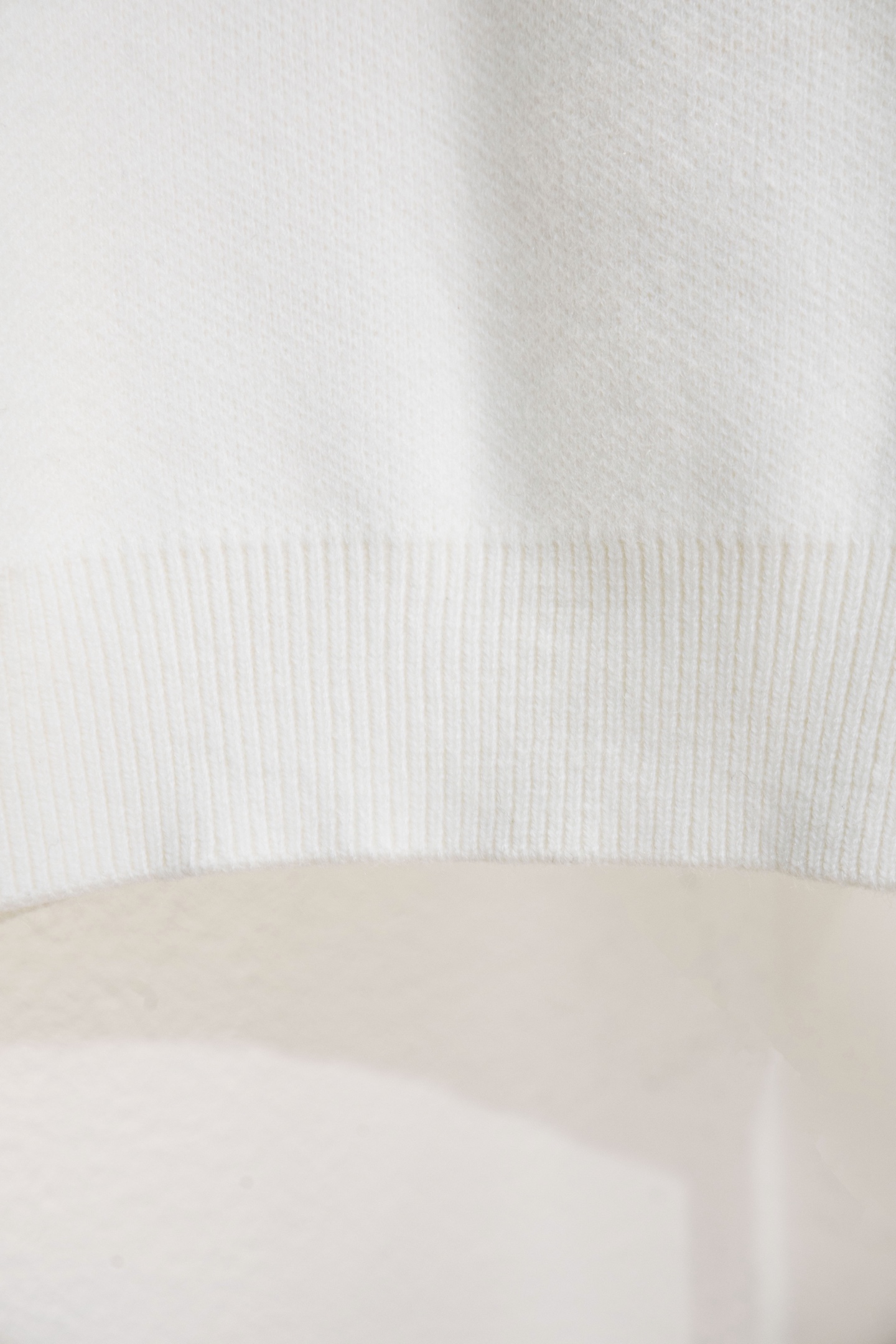 🅿️225
款号:Y268
Louis Vuitton路易威登SKI滑雪嵌花系列前后老花logo圆领羊毛针织套头毛衣
Louis Vuitton路易威登新款SKI系列 超厚一公斤高克重羊毛的材质舒适又保暖 区别市场🌶️🐔版本 面料定织定染羊毛30%.羊毛圈圈纱 纱线延展性高弹力性好,特殊水洗工艺非常酥软亲肤,正3针针织工艺,衣服Logo处嵌花、后背Logo为镜像嵌花,上身亲肤百搭,紧实而又有质感,耐穿不变,不易起球,具有柔软保暖的舒适感,单穿也不扎身 陈泽同款
-全部进口织机出品,细节清晰可见高级感拉满,男女同款
LV实力一款秋冬单品、最为百搭的色系莫过于这个新配色,随意搭配就可以出门轻松解决穿搭难题~
颜色:灰色 白色
尺码: S M L XL