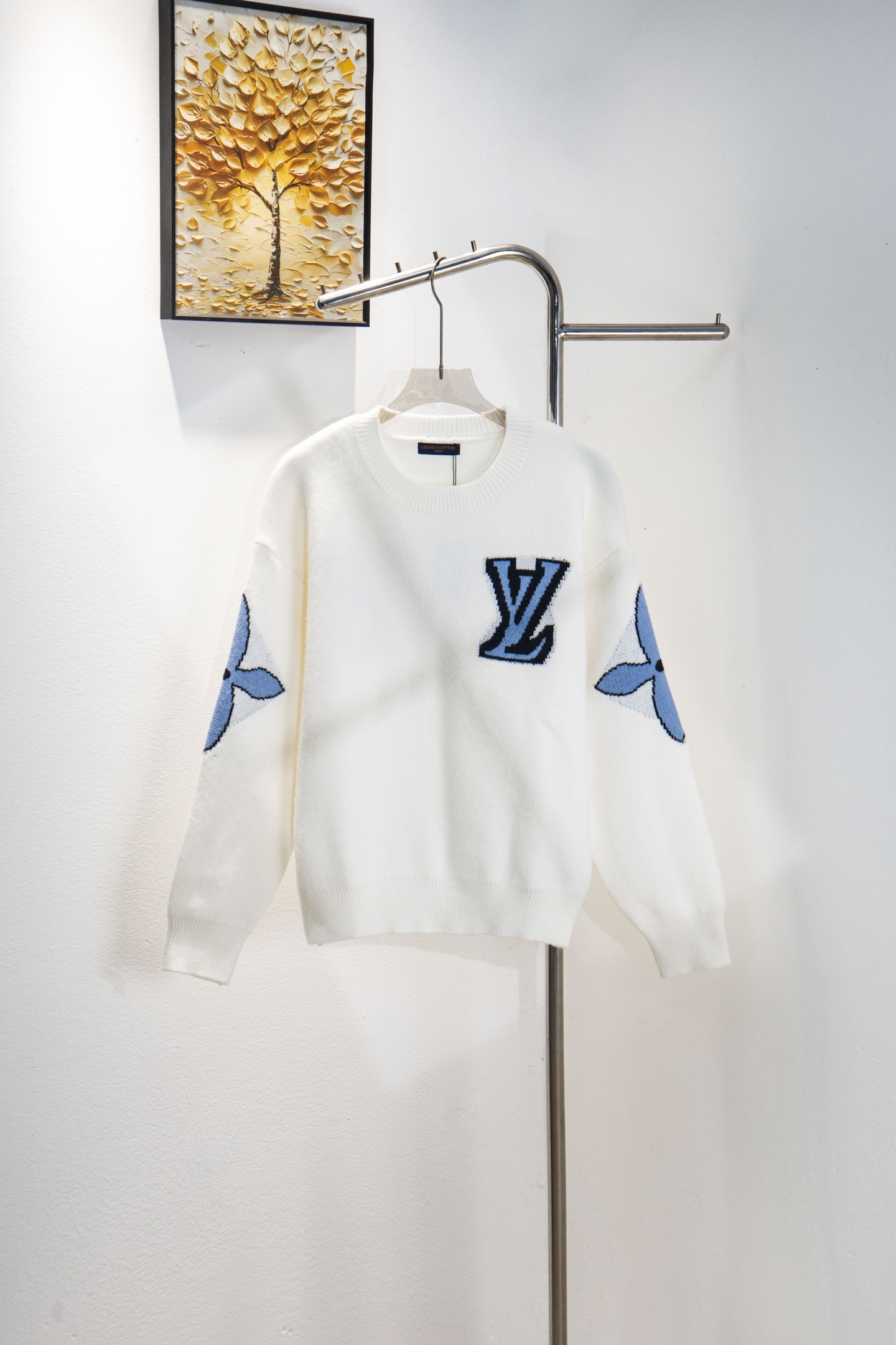 🅿️225
款号:Y268
Louis Vuitton路易威登SKI滑雪嵌花系列前后老花logo圆领羊毛针织套头毛衣
Louis Vuitton路易威登新款SKI系列 超厚一公斤高克重羊毛的材质舒适又保暖 区别市场🌶️🐔版本 面料定织定染羊毛30%.羊毛圈圈纱 纱线延展性高弹力性好，特殊水洗工艺非常酥软亲肤，正3针针织工艺，衣服Logo处嵌花、后背Logo为镜像嵌花，上身亲肤百搭，紧实而又有质感，耐穿不变，不易起球，具有柔软保暖的舒适感，单穿也不扎身 陈泽同款
-全部进口织机出品，细节清晰可见高级感拉满，男女同款
LV实力一款秋冬单品、最为百搭的色系莫过于这个新配色，随意搭配就可以出门轻松解决穿搭难题~ 

颜色：灰色 白色
尺码: S M L XL