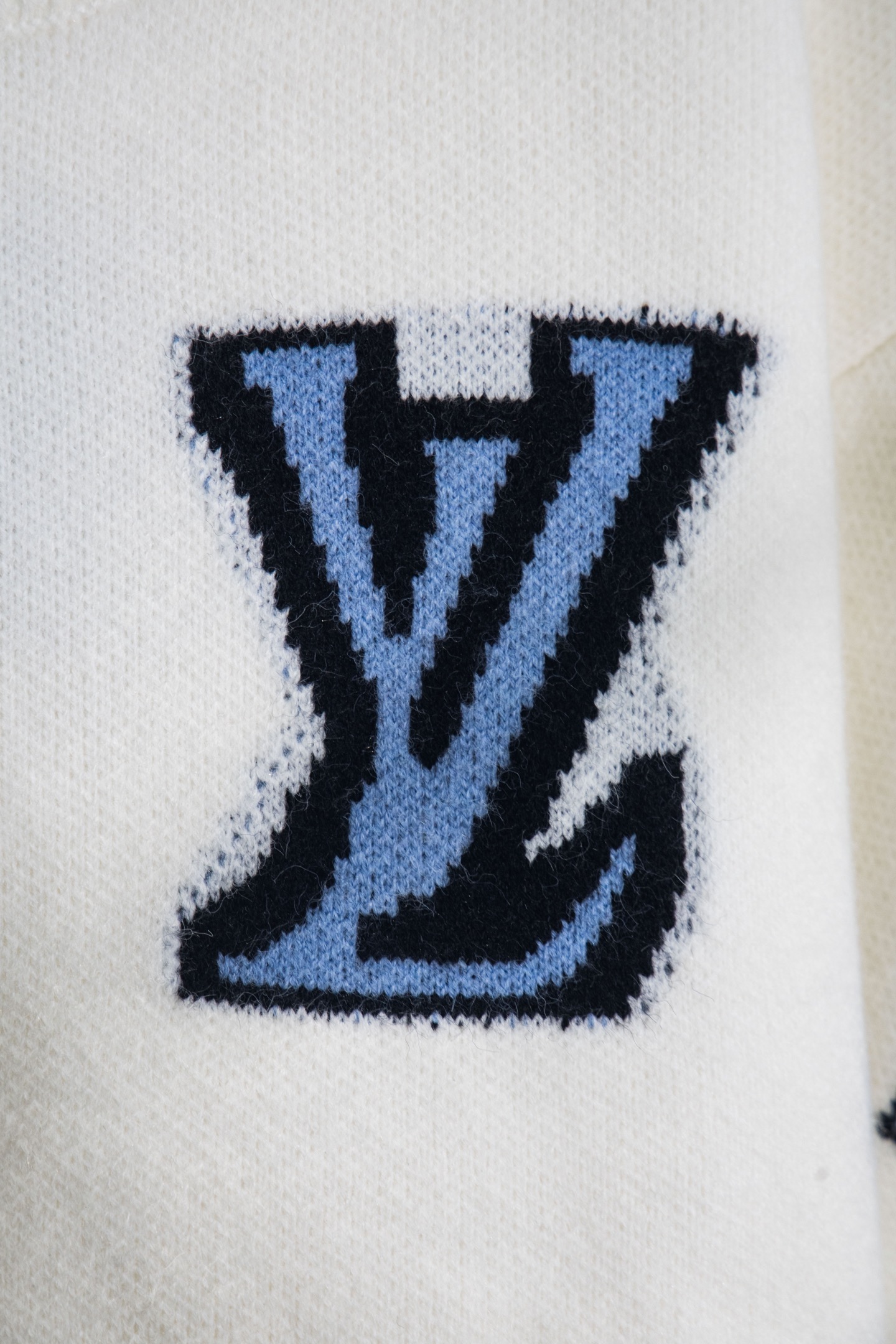 🅿️225
款号:Y268
Louis Vuitton路易威登SKI滑雪嵌花系列前后老花logo圆领羊毛针织套头毛衣
Louis Vuitton路易威登新款SKI系列 超厚一公斤高克重羊毛的材质舒适又保暖 区别市场🌶️🐔版本 面料定织定染羊毛30%.羊毛圈圈纱 纱线延展性高弹力性好,特殊水洗工艺非常酥软亲肤,正3针针织工艺,衣服Logo处嵌花、后背Logo为镜像嵌花,上身亲肤百搭,紧实而又有质感,耐穿不变,不易起球,具有柔软保暖的舒适感,单穿也不扎身 陈泽同款
-全部进口织机出品,细节清晰可见高级感拉满,男女同款
LV实力一款秋冬单品、最为百搭的色系莫过于这个新配色,随意搭配就可以出门轻松解决穿搭难题~
颜色:灰色 白色
尺码: S M L XL