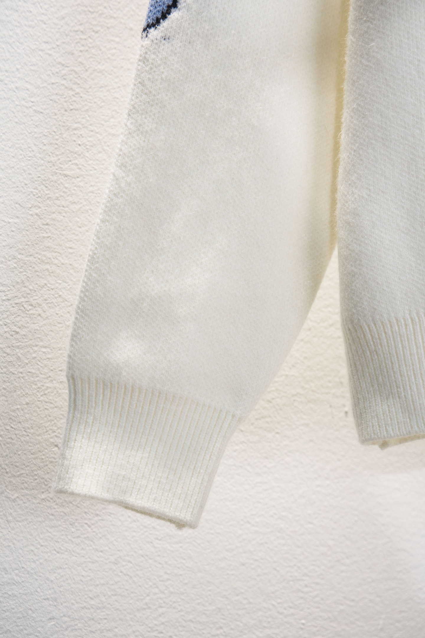 🅿️225
款号:Y268
Louis Vuitton路易威登SKI滑雪嵌花系列前后老花logo圆领羊毛针织套头毛衣
Louis Vuitton路易威登新款SKI系列 超厚一公斤高克重羊毛的材质舒适又保暖 区别市场🌶️🐔版本 面料定织定染羊毛30%.羊毛圈圈纱 纱线延展性高弹力性好,特殊水洗工艺非常酥软亲肤,正3针针织工艺,衣服Logo处嵌花、后背Logo为镜像嵌花,上身亲肤百搭,紧实而又有质感,耐穿不变,不易起球,具有柔软保暖的舒适感,单穿也不扎身 陈泽同款
-全部进口织机出品,细节清晰可见高级感拉满,男女同款
LV实力一款秋冬单品、最为百搭的色系莫过于这个新配色,随意搭配就可以出门轻松解决穿搭难题~
颜色:灰色 白色
尺码: S M L XL