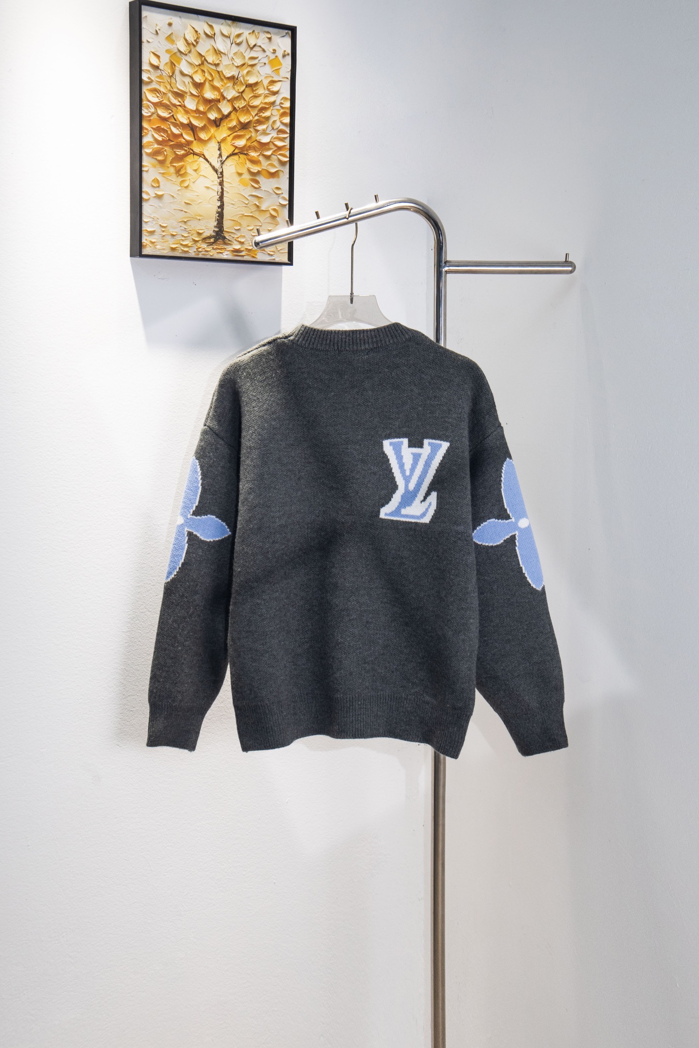 🅿️225
款号:Y268
Louis Vuitton路易威登SKI滑雪嵌花系列前后老花logo圆领羊毛针织套头毛衣
Louis Vuitton路易威登新款SKI系列 超厚一公斤高克重羊毛的材质舒适又保暖 区别市场🌶️🐔版本 面料定织定染羊毛30%.羊毛圈圈纱 纱线延展性高弹力性好,特殊水洗工艺非常酥软亲肤,正3针针织工艺,衣服Logo处嵌花、后背Logo为镜像嵌花,上身亲肤百搭,紧实而又有质感,耐穿不变,不易起球,具有柔软保暖的舒适感,单穿也不扎身 陈泽同款
-全部进口织机出品,细节清晰可见高级感拉满,男女同款
LV实力一款秋冬单品、最为百搭的色系莫过于这个新配色,随意搭配就可以出门轻松解决穿搭难题~
颜色:灰色 白色
尺码: S M L XL