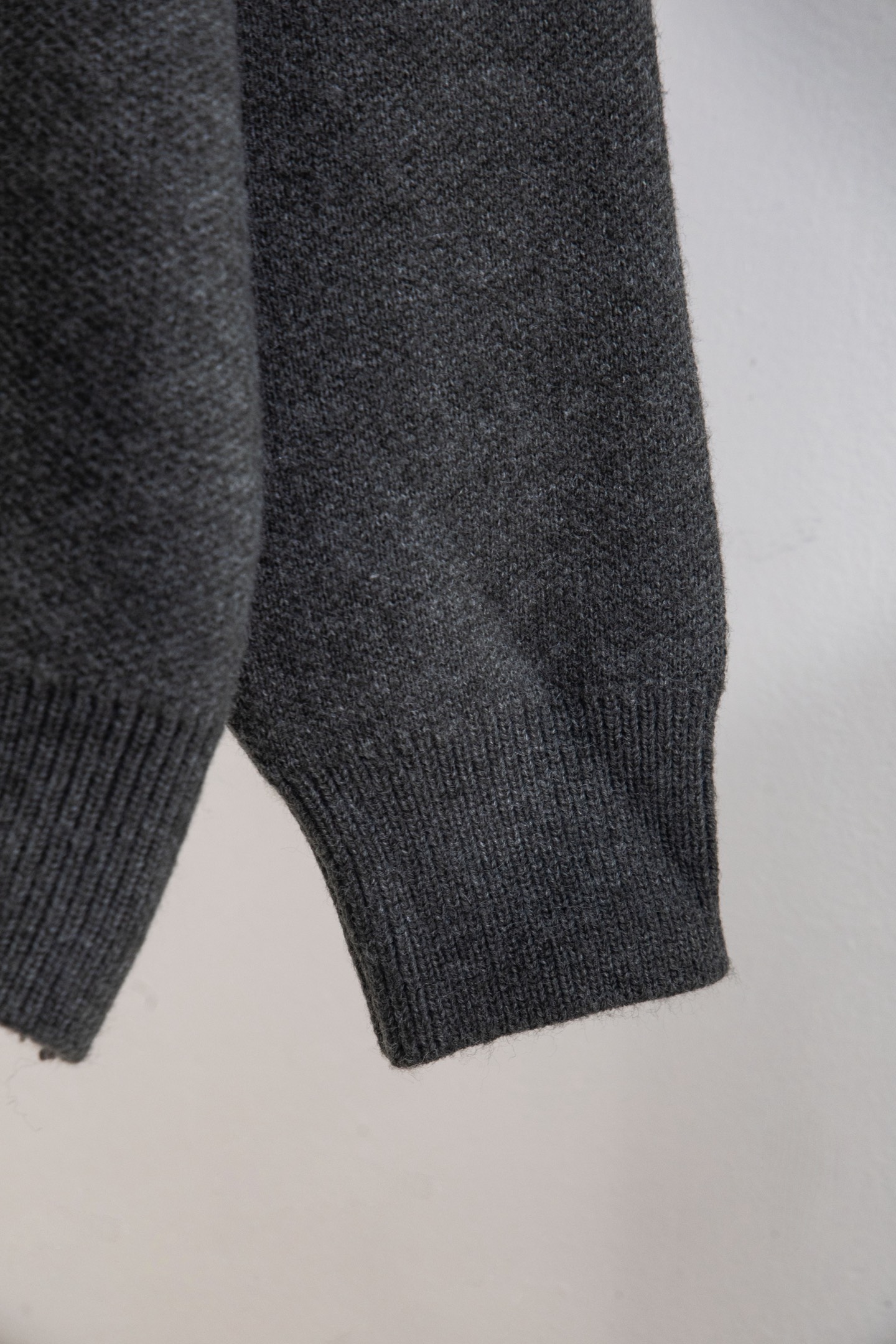 🅿️225
款号:Y268
Louis Vuitton路易威登SKI滑雪嵌花系列前后老花logo圆领羊毛针织套头毛衣
Louis Vuitton路易威登新款SKI系列 超厚一公斤高克重羊毛的材质舒适又保暖 区别市场🌶️🐔版本 面料定织定染羊毛30%.羊毛圈圈纱 纱线延展性高弹力性好,特殊水洗工艺非常酥软亲肤,正3针针织工艺,衣服Logo处嵌花、后背Logo为镜像嵌花,上身亲肤百搭,紧实而又有质感,耐穿不变,不易起球,具有柔软保暖的舒适感,单穿也不扎身 陈泽同款
-全部进口织机出品,细节清晰可见高级感拉满,男女同款
LV实力一款秋冬单品、最为百搭的色系莫过于这个新配色,随意搭配就可以出门轻松解决穿搭难题~
颜色:灰色 白色
尺码: S M L XL