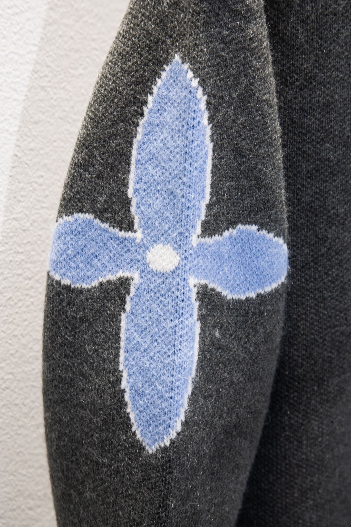 🅿️225
款号:Y268
Louis Vuitton路易威登SKI滑雪嵌花系列前后老花logo圆领羊毛针织套头毛衣
Louis Vuitton路易威登新款SKI系列 超厚一公斤高克重羊毛的材质舒适又保暖 区别市场🌶️🐔版本 面料定织定染羊毛30%.羊毛圈圈纱 纱线延展性高弹力性好,特殊水洗工艺非常酥软亲肤,正3针针织工艺,衣服Logo处嵌花、后背Logo为镜像嵌花,上身亲肤百搭,紧实而又有质感,耐穿不变,不易起球,具有柔软保暖的舒适感,单穿也不扎身 陈泽同款
-全部进口织机出品,细节清晰可见高级感拉满,男女同款
LV实力一款秋冬单品、最为百搭的色系莫过于这个新配色,随意搭配就可以出门轻松解决穿搭难题~
颜色:灰色 白色
尺码: S M L XL