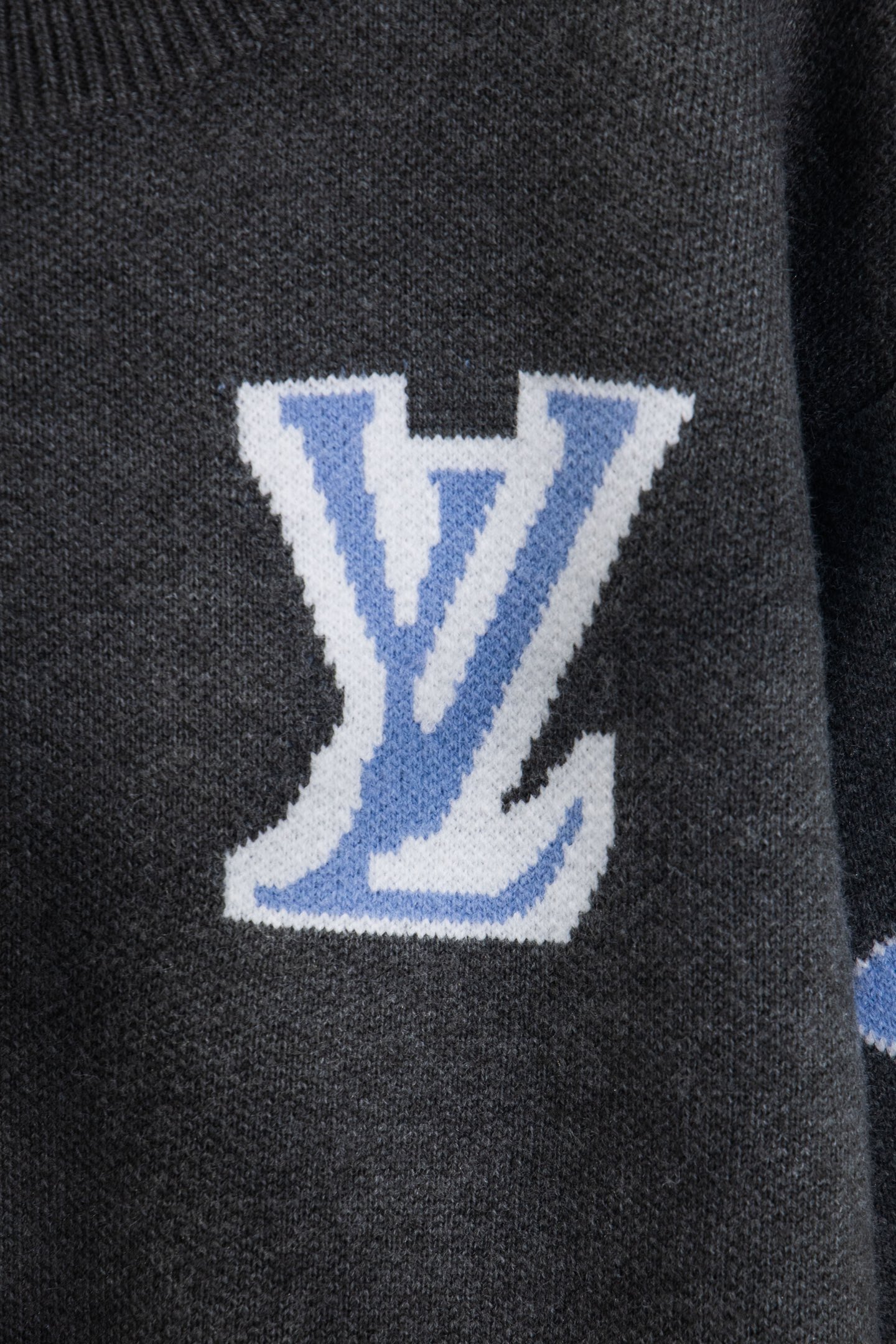 🅿️225
款号:Y268
Louis Vuitton路易威登SKI滑雪嵌花系列前后老花logo圆领羊毛针织套头毛衣
Louis Vuitton路易威登新款SKI系列 超厚一公斤高克重羊毛的材质舒适又保暖 区别市场🌶️🐔版本 面料定织定染羊毛30%.羊毛圈圈纱 纱线延展性高弹力性好,特殊水洗工艺非常酥软亲肤,正3针针织工艺,衣服Logo处嵌花、后背Logo为镜像嵌花,上身亲肤百搭,紧实而又有质感,耐穿不变,不易起球,具有柔软保暖的舒适感,单穿也不扎身 陈泽同款
-全部进口织机出品,细节清晰可见高级感拉满,男女同款
LV实力一款秋冬单品、最为百搭的色系莫过于这个新配色,随意搭配就可以出门轻松解决穿搭难题~
颜色:灰色 白色
尺码: S M L XL