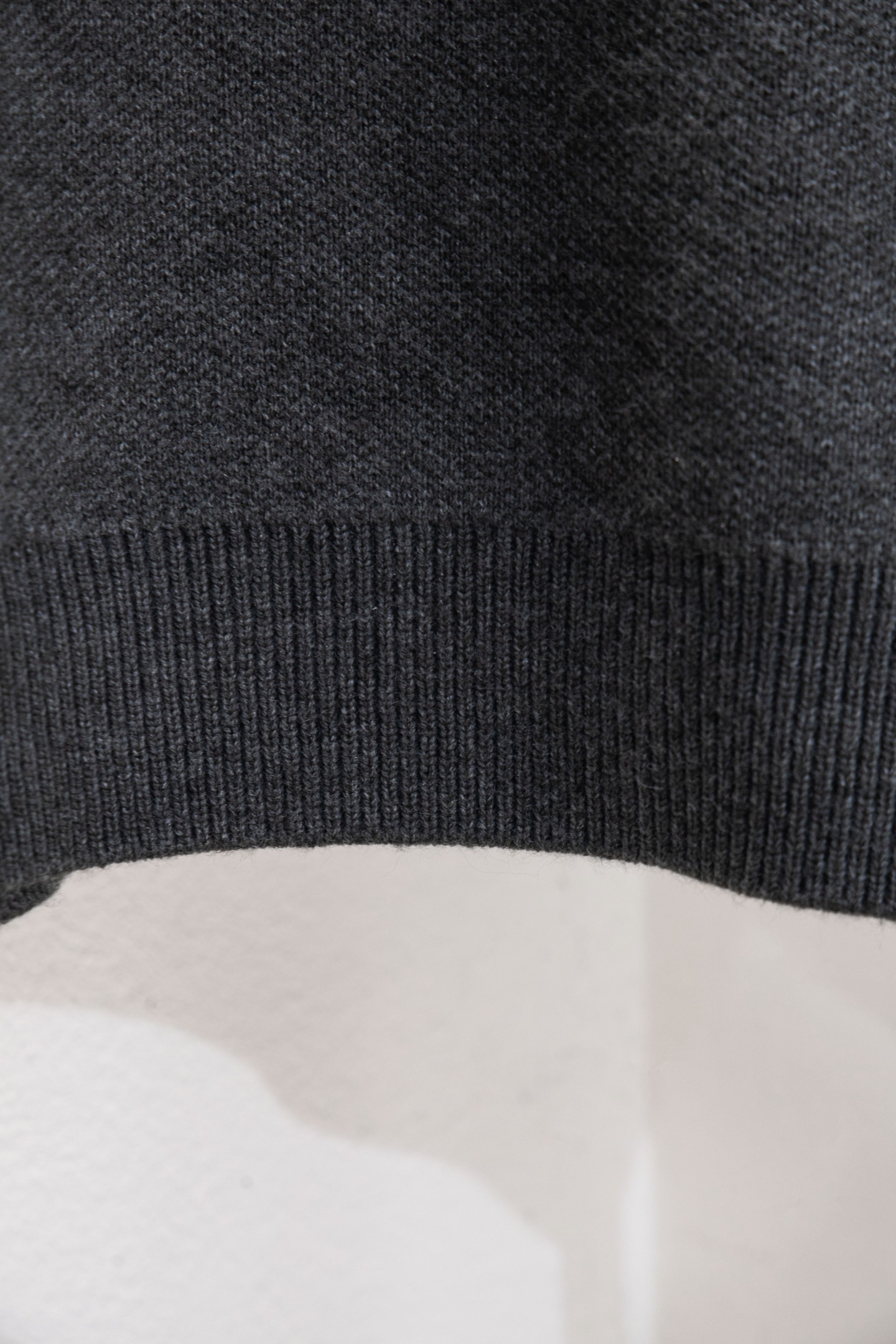 🅿️225
款号:Y268
Louis Vuitton路易威登SKI滑雪嵌花系列前后老花logo圆领羊毛针织套头毛衣
Louis Vuitton路易威登新款SKI系列 超厚一公斤高克重羊毛的材质舒适又保暖 区别市场🌶️🐔版本 面料定织定染羊毛30%.羊毛圈圈纱 纱线延展性高弹力性好,特殊水洗工艺非常酥软亲肤,正3针针织工艺,衣服Logo处嵌花、后背Logo为镜像嵌花,上身亲肤百搭,紧实而又有质感,耐穿不变,不易起球,具有柔软保暖的舒适感,单穿也不扎身 陈泽同款
-全部进口织机出品,细节清晰可见高级感拉满,男女同款
LV实力一款秋冬单品、最为百搭的色系莫过于这个新配色,随意搭配就可以出门轻松解决穿搭难题~
颜色:灰色 白色
尺码: S M L XL