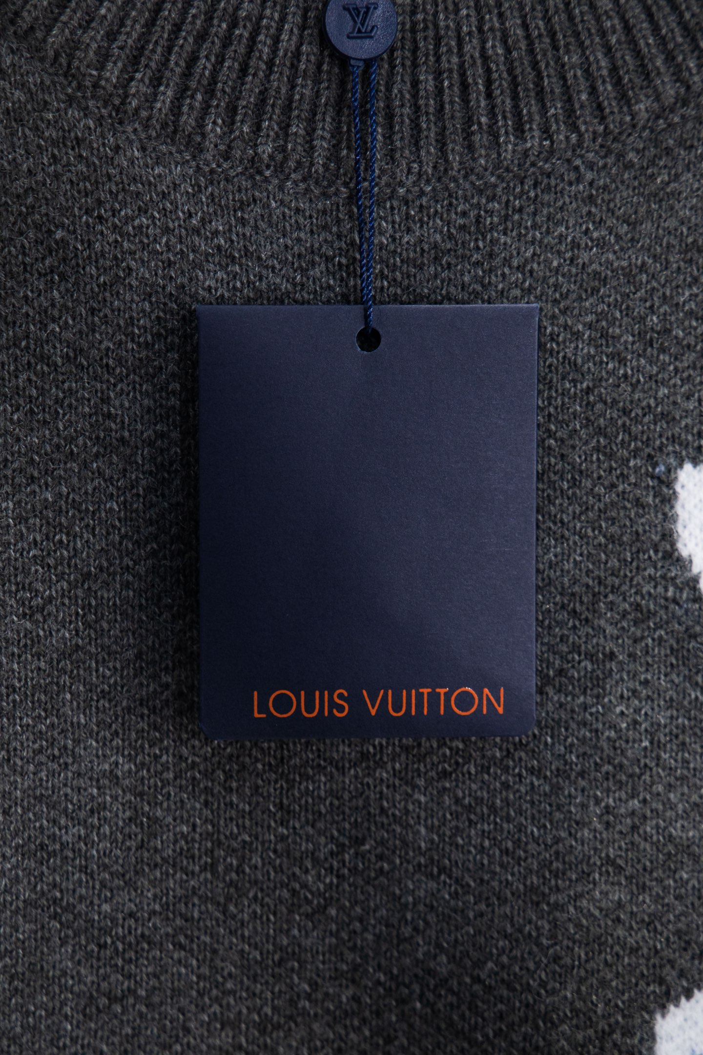 🅿️225
款号:Y268
Louis Vuitton路易威登SKI滑雪嵌花系列前后老花logo圆领羊毛针织套头毛衣
Louis Vuitton路易威登新款SKI系列 超厚一公斤高克重羊毛的材质舒适又保暖 区别市场🌶️🐔版本 面料定织定染羊毛30%.羊毛圈圈纱 纱线延展性高弹力性好,特殊水洗工艺非常酥软亲肤,正3针针织工艺,衣服Logo处嵌花、后背Logo为镜像嵌花,上身亲肤百搭,紧实而又有质感,耐穿不变,不易起球,具有柔软保暖的舒适感,单穿也不扎身 陈泽同款
-全部进口织机出品,细节清晰可见高级感拉满,男女同款
LV实力一款秋冬单品、最为百搭的色系莫过于这个新配色,随意搭配就可以出门轻松解决穿搭难题~
颜色:灰色 白色
尺码: S M L XL