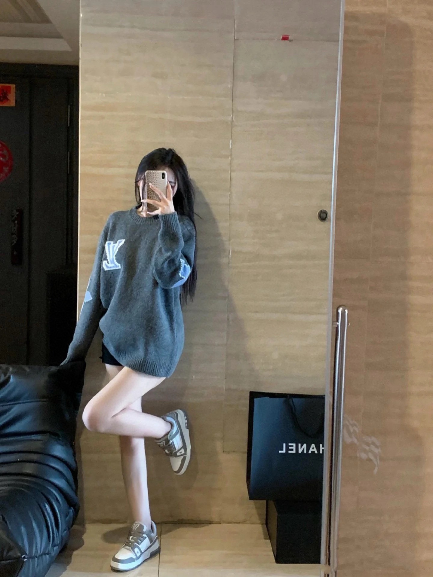 🅿️149(模特咨询图) 款号:Y268 Louis Vuitton路易威登SKI滑雪嵌花系列前后老花logo圆领羊毛针织套头毛衣 Louis Vuitton路易威登新款SKI系列 超厚一公斤高克重羊毛的材质舒适又保暖 区别市场🌶️🐔版本 面料定织定染羊毛30%.羊毛圈圈纱 纱线延展性高弹力性好,特殊水洗工艺非常酥软亲肤,正3针针织工艺,衣服Logo处嵌花、后背Logo为镜像嵌花,上身亲肤百搭,紧实而又有质感,耐穿不变,不易起球,具有柔软保暖的舒适感,单穿也不扎身 陈泽同款 -全部进口织机出品,细节清晰可见高级感拉满,男女同款 LV实力一款秋冬单品、最为百搭的色系莫过于这个新配色,随意搭配就可以出门轻松解决穿搭难题~ 颜色:灰色 白色