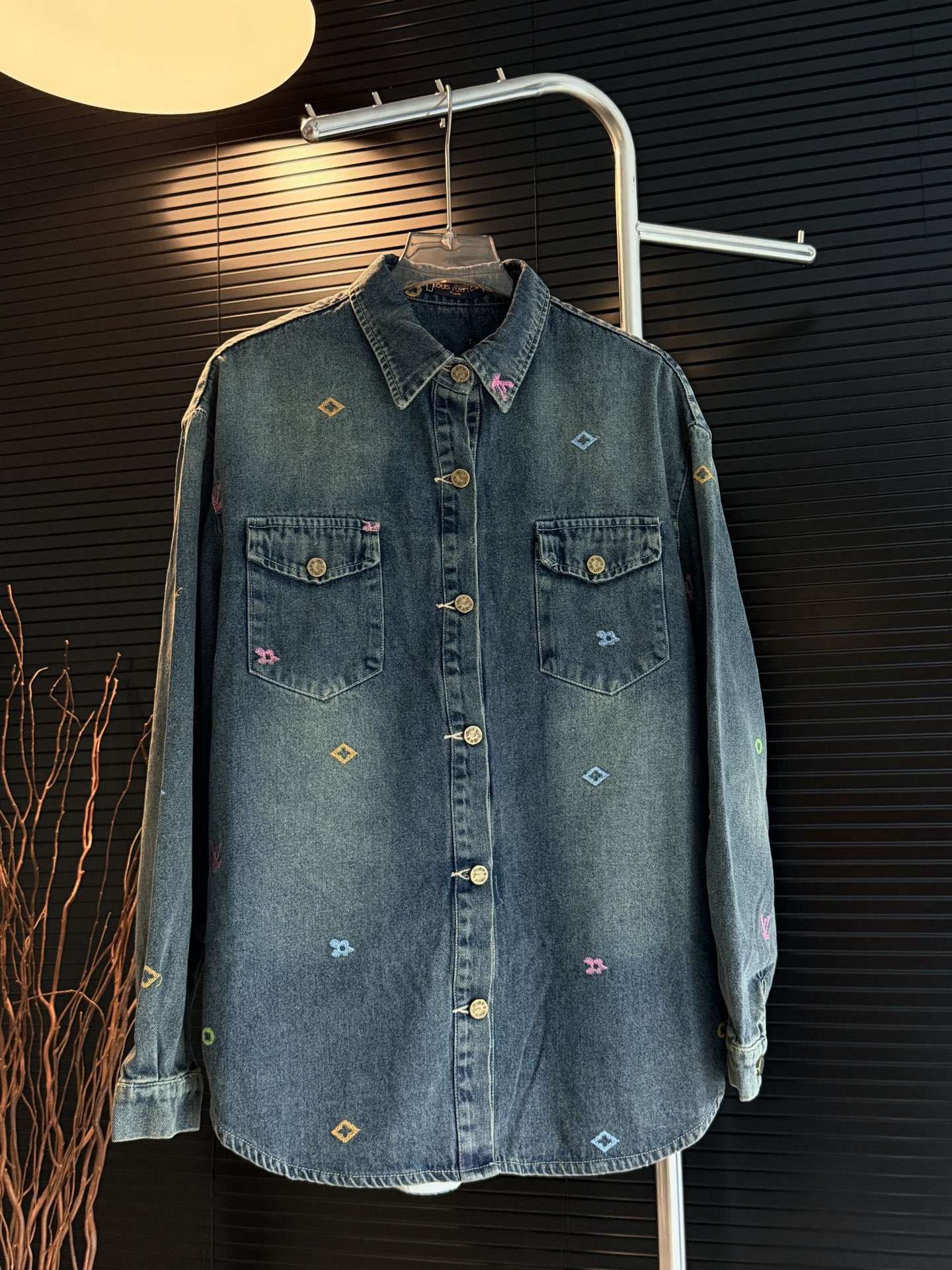 P165 N.º de modelo: Z06 Louis Vuitton chaqueta vaquera con bordado posicionado de patrón completo. Una chaqueta muy tra…