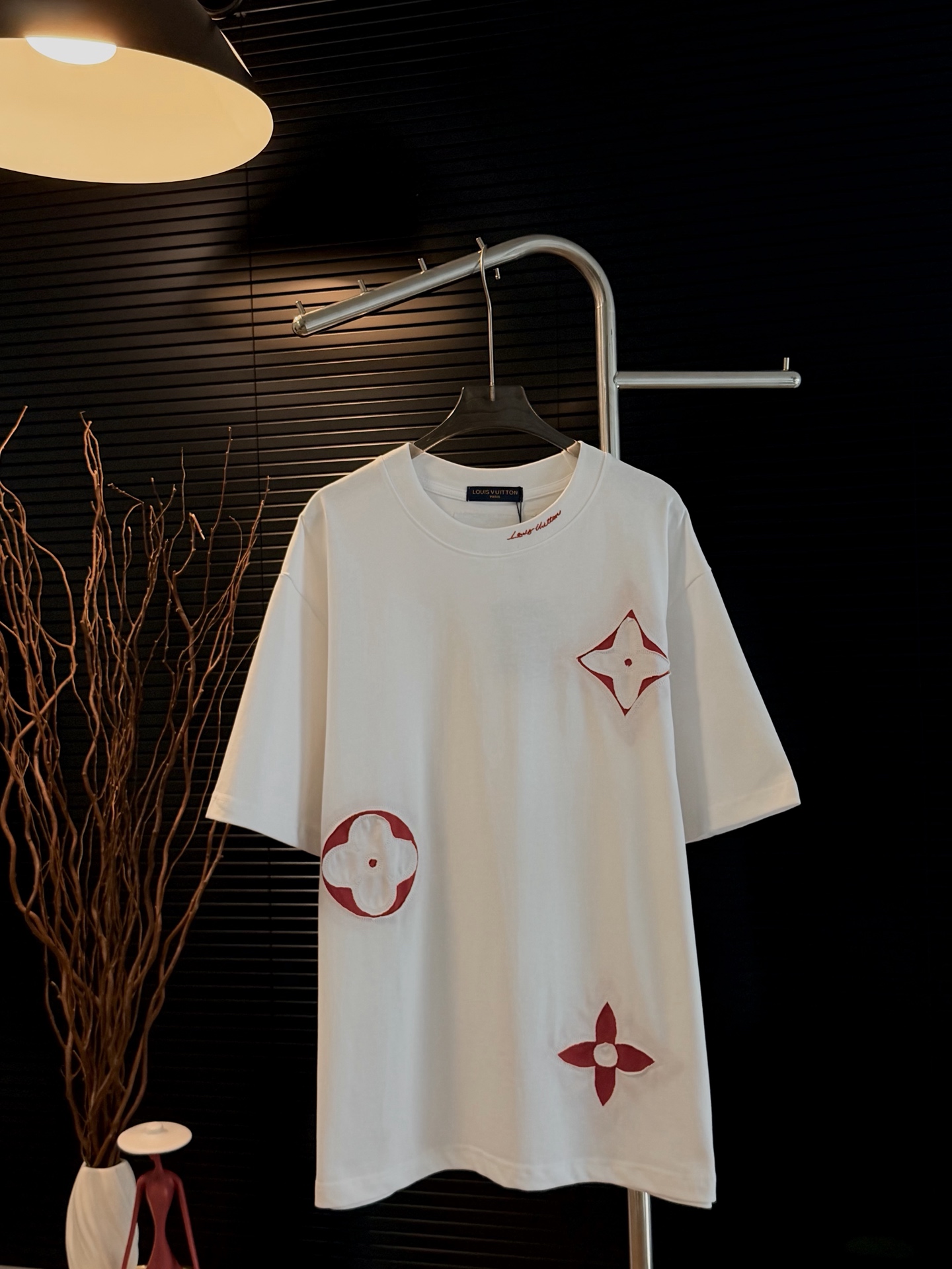 P75 N.º de modelo: Z18 Louis Vuitton LV camiseta de manga corta con bordado calado y apliques hechos a mano, empaque co…