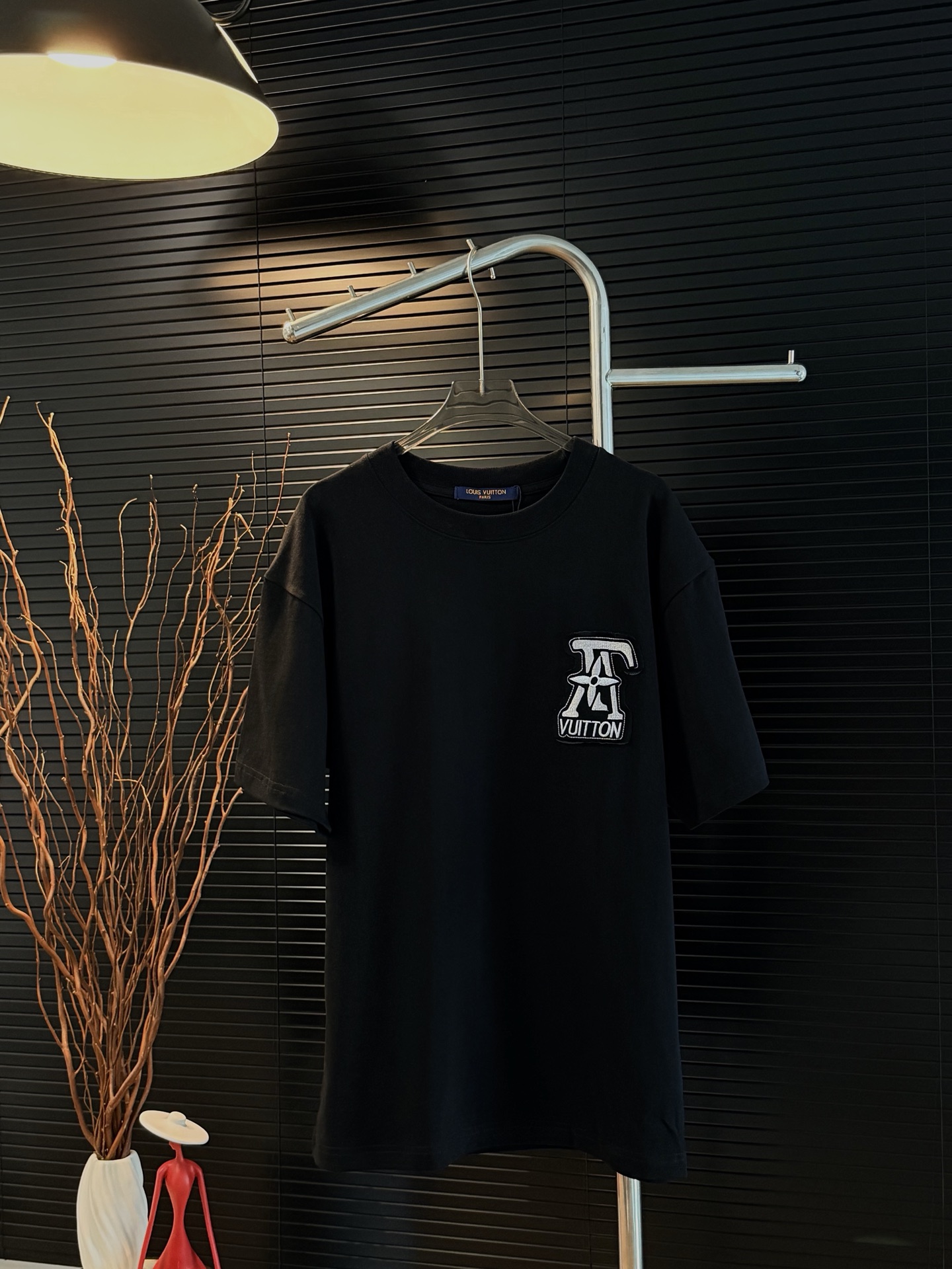 P75 N.º de modelo: Z19 Louis Vuitton LV última camiseta de manga corta de diseño minimalista con láser, flores bordadas…