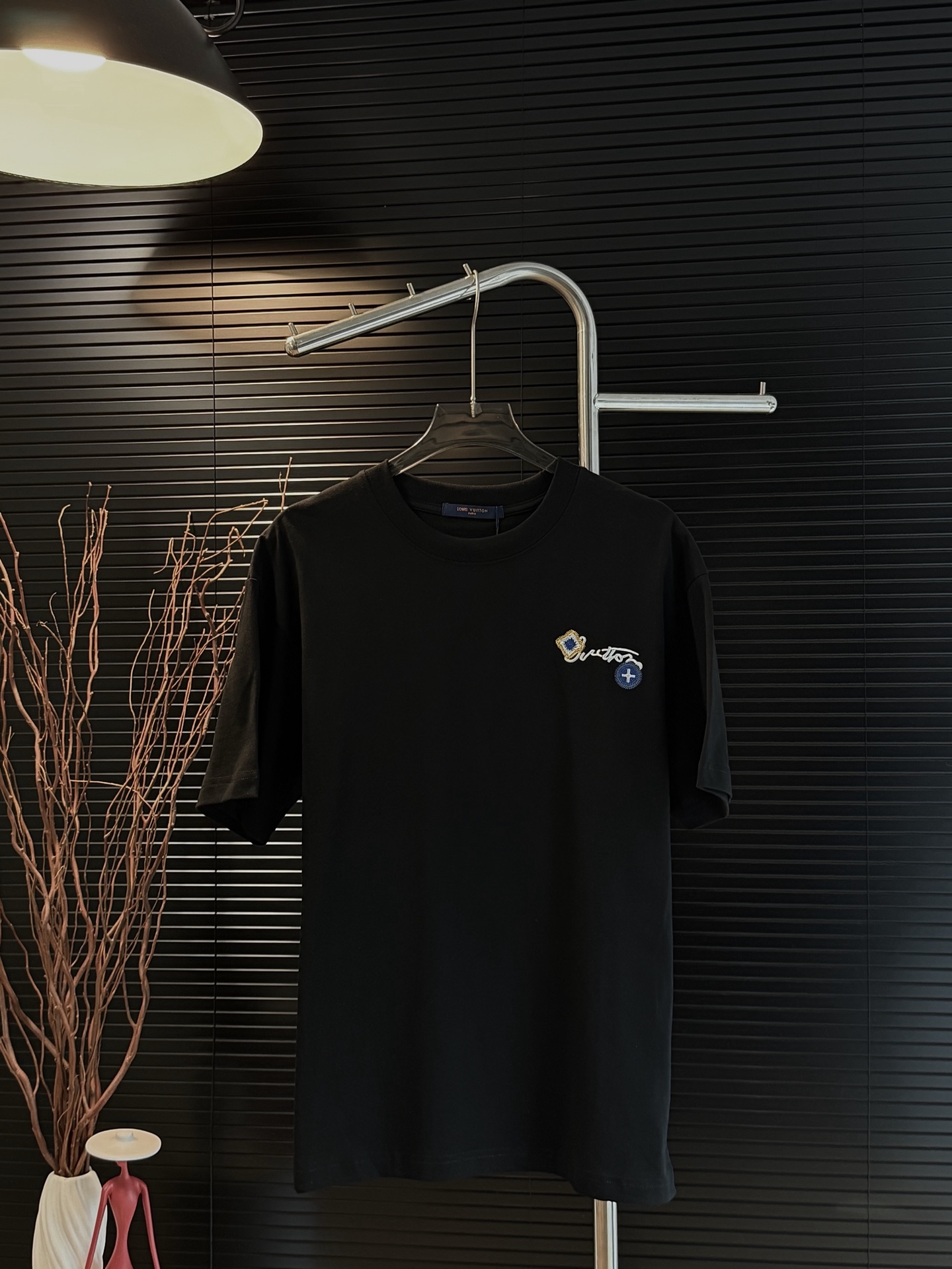 P75 Número de modelo: Z35 Louis Vuitton LV última camiseta de manga corta con letras bordadas. Empaque completo, tres e…