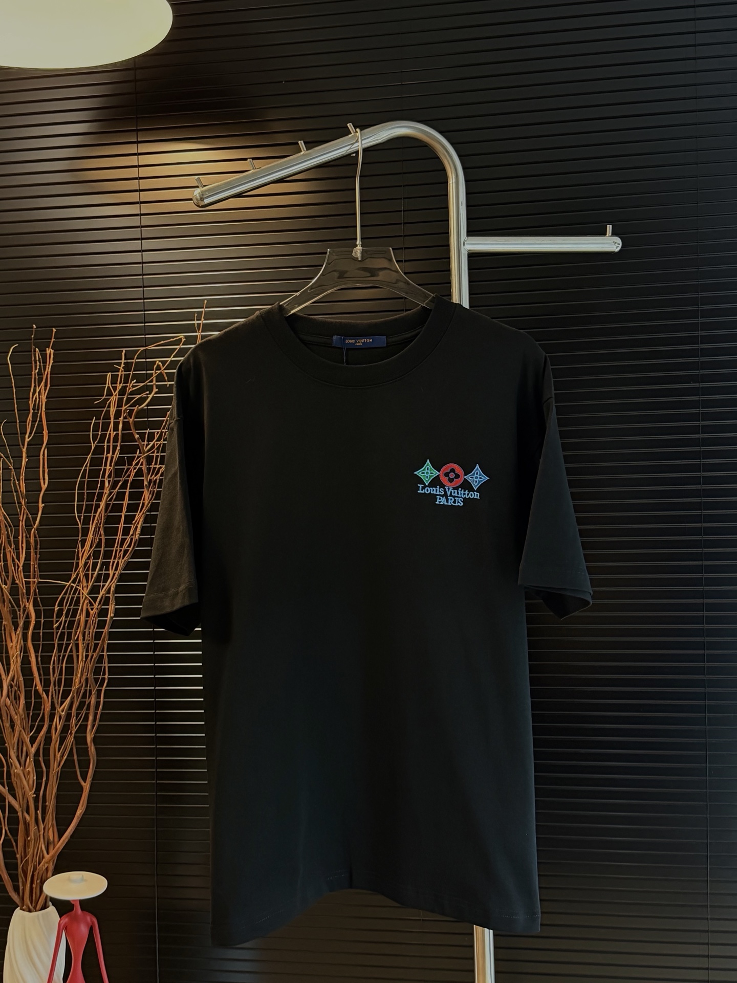 P75 Número de modelo: Z36 Louis Vuitton LV última camiseta de manga corta con letras bordadas. Empaque completo, tres e…