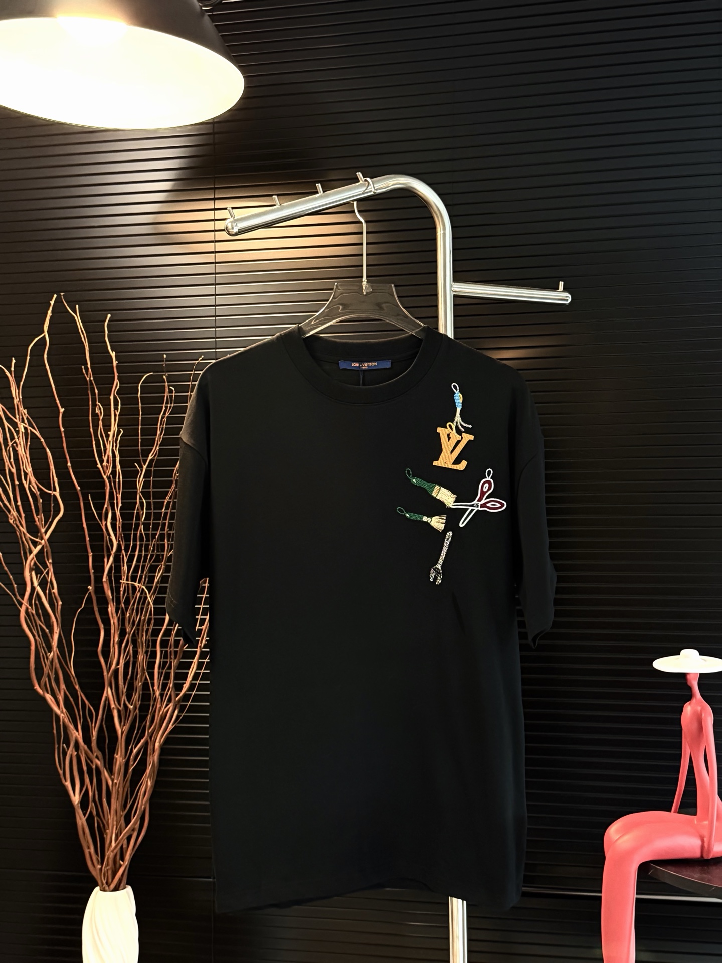 P85 款号：Z84 Louis Vuitton LV路易威登剪刀刺绣圆领短袖 配套包装 三标齐全 原版配套辅料1:1 主唛工艺 非常的高端 已经过高温预缩处理 反复水洗都不易变形采用260克高克重32支双纱 不起球 不褪色 舒适透气 配…