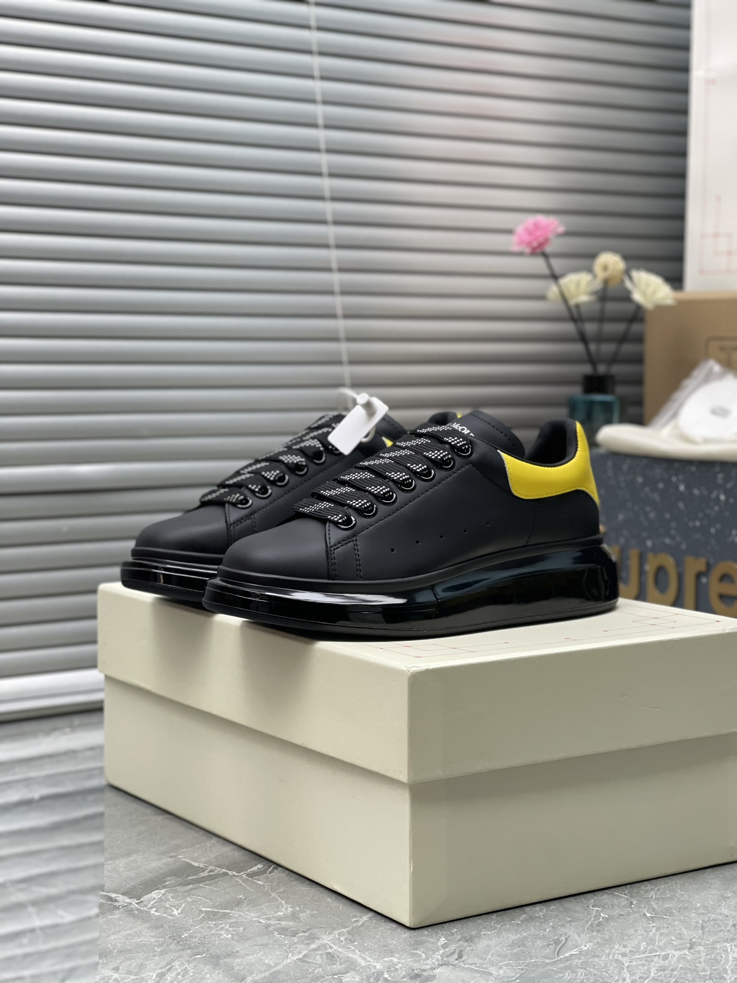 NO:559370,(Top version) Newly upgraded classic McQueen white shoes. McQueen has made this upgrade for 4 consecutive years. This upgrade will definitely bring you the most cost-effective ALEXANDER MCQUEEN classic in the market. If you don’t have the confidence to improve the quality, there is really no need to put it on the table. The original version purchased at the HK counter. Various PKs are welcome. (Anyone who has the original version at the stall is welcome) The thick sole perfectly increases the elongated visual effect.  The most perfect proportion of the shoe body is this last shape. The logo font on the rear tail is printed in small fonts. The logo on the foot pad is made of genuine leather with air-pressed colorless process. We will always update the color according to the counter. Upper: genuine customized environmentally friendly full-grain cowhide. The lining is imported mixed sheepskin (the genuine product is also sheepskin, not the cheap cowhide on the market)   The sole is an exclusive open-molded TPU rubber injection molding layered outsole, (purple tail, pink tail, red tail, burgundy tail, rose gold tail sequin series, Velcro men's model needs to be customized, non-returnable) Size 34-44 (women's size 34.40 customized). Hide, casual shoes/sports shoes, alexander mcqueen, sneakers, cowhide, sheepskin19860909（顶级版本）全新升级经典麦坤小白鞋, 连续4年做的麦昆此次升级 肯定会给你带来市场最高性价比ALEXANDERMCQUEEN 小白鞋的经典著作,做这种经典灭世款,如果没信心把品质做狠, 还真没必要摆上台面. HK专柜原版购入 各种爆拆.  各种开摸欢迎各种PK,.（档口有原版欢迎任何） 厚底完美增高拉长视觉效果 鞋身最完美比例就是这个楦型 后尾logo字体是小字印刷 垫脚logo真皮空压无色工艺 颜色方面我们一直会跟着专柜不断更新 鞋面: 正品定制环保全粒面牛皮 内里进口混种羊皮(正品也是羊皮 并非市面上廉价牛皮里) 鞋底独家开模TPU橡胶注塑成型分层大底,(紫尾 粉尾 红尾 酒红尾 玫瑰金尾亮片系列 魔术贴男款需要订做 不退换) 码数34-44(女码34.40订做). 收起,休闲鞋/运动鞋,alexander mcqueen,sneakers,cowhide,sheepskin,Women's Shoes