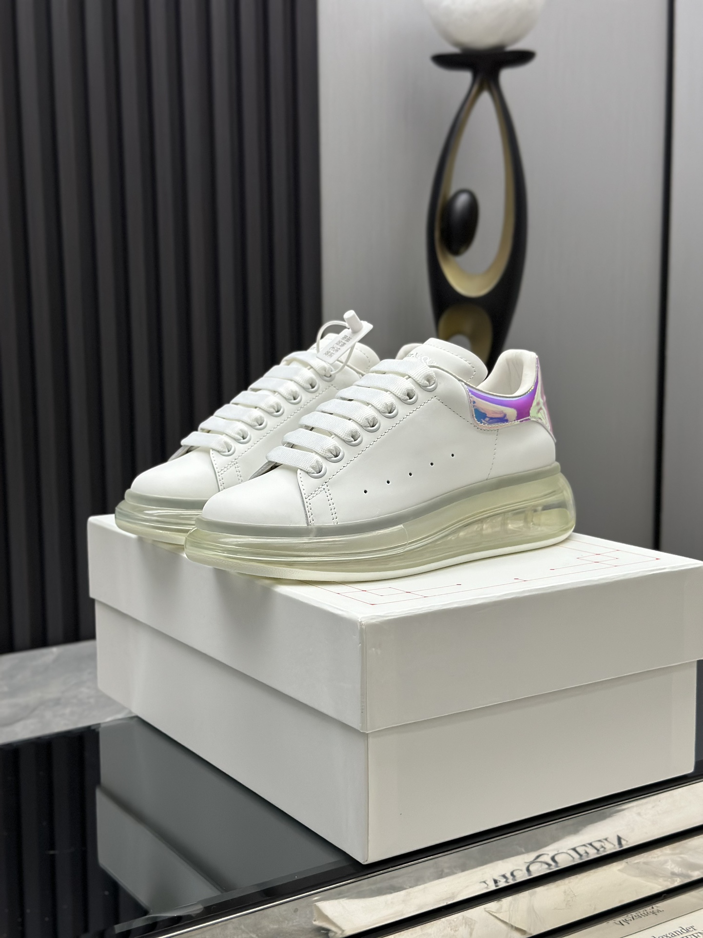 NO:559367,(Top version) (White Air Cushion) A new upgrade of the classic McQueen white shoes. This upgrade of McQueen, which has been made for 4 consecutive years, will definitely bring you the most cost-effective ALEXANDER MCQUEEN classic in the market. If you do not have the confidence to improve the quality, there is really no need to put it on the table. The original version purchased at the HK counter. All kinds of PKs are welcome. (Anyone with the original version at the stall is welcome)  The thick sole perfectly increases the visual effect of elongation. The most perfect proportion of the shoe body is this last type. The logo font on the rear tail is printed in small fonts. The logo on the foot is made of genuine leather with air pressure and colorless process. We will always update the color according to the counter. Upper: genuine customized environmentally friendly full-grain cowhide. The lining is imported mixed sheepskin (the genuine product is also sheepskin, not the cheap cowhide on the market)   The sole is an exclusive open-molded TPU rubber injection molding layered outsole, (purple tail, pink tail, red tail, burgundy tail, rose gold tail sequin series, Velcro men's model needs to be customized, non-returnable) Size 34-44 (women's size 34.40 customized). Hide, casual shoes/sports shoes, alexander mcqueen, sneakers, cowhide, sheepskin19860909（顶级版本）（白气垫）全新升级经典麦坤小白鞋, 连续4年做的麦昆此次升级 肯定会给你带来市场最高性价比ALEXANDERMCQUEEN 小白鞋的经典著作,做这种经典灭世款,如果没信心把品质做狠, 还真没必要摆上台面. HK专柜原版购入 各种爆拆.  各种开摸欢迎各种PK,.（档口有原版欢迎任何） 厚底完美增高拉长视觉效果 鞋身最完美比例就是这个楦型 后尾logo字体是小字印刷 垫脚logo真皮空压无色工艺 颜色方面我们一直会跟着专柜不断更新 鞋面: 正品定制环保全粒面牛皮 内里进口混种羊皮(正品也是羊皮 并非市面上廉价牛皮里) 鞋底独家开模TPU橡胶注塑成型分层大底,(紫尾 粉尾 红尾 酒红尾 玫瑰金尾亮片系列 魔术贴男款需要订做 不退换) 码数34-44(女码34.40订做). 收起,休闲鞋/运动鞋,alexander mcqueen,sneakers,cowhide,sheepskin,Women's Shoes