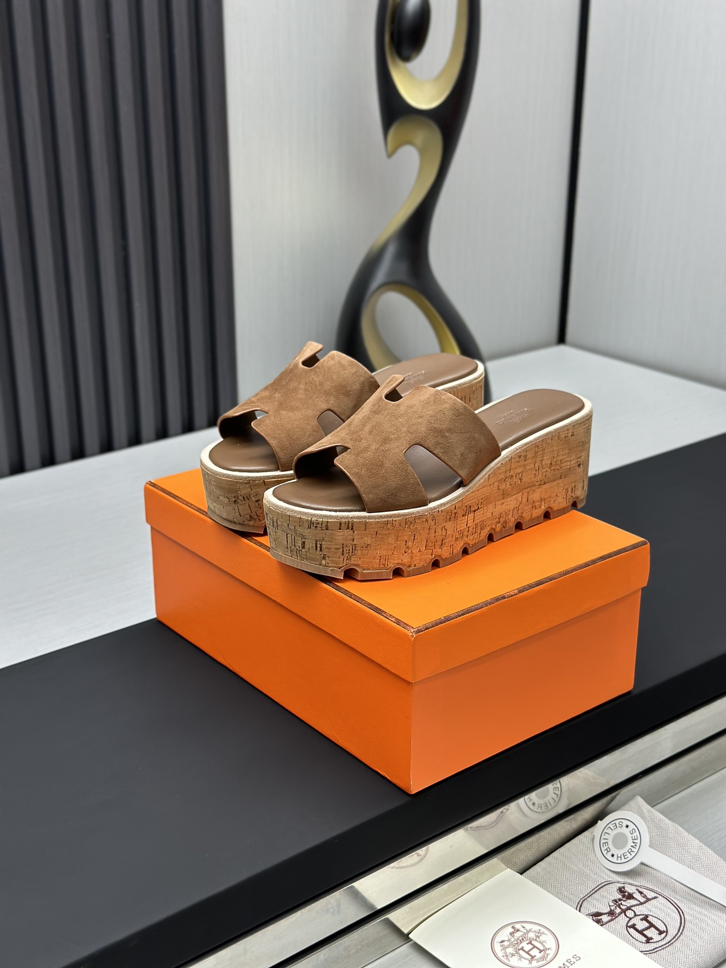 NO:882954,Hermes thick-soled new classic 'h'-shaped upper, long-leg artifact Hermes new summer denim slippers, classic 'h'-shaped upper. Super beautiful fringed denim slippers, this year's color has an old-fashioned feel, which is absolutely loved at first sight, and the upper feet are white. Size: 35 ~ 40, slippers, hermes, hermes, slippers19860909跑量Hermes 爱马仕厚底新款经典“h”型鞋面大长腿神器hermes夏日牛仔拖新款,经典“h”型鞋面.超好看的流苏牛仔拖,今年的颜色做旧感绝对的一眼爱,上脚显白.闭眼冲的款 size: 35 ~ 40,拖鞋,hermes,hermes,slippers,Women's Shoes