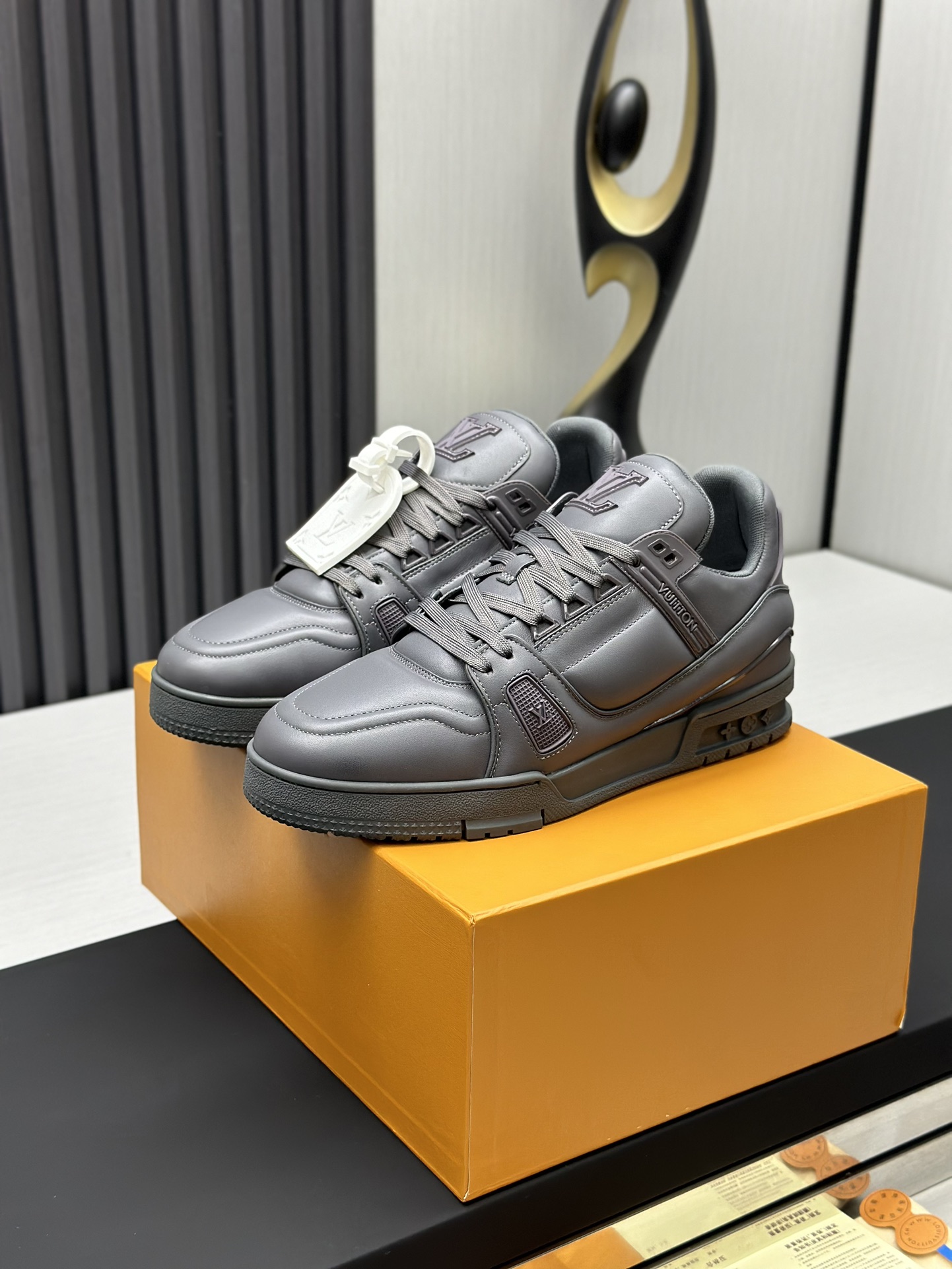 NO:169450,Factory direct sales top version LV-Louis Vuitton-Classic Show new model, empty glue craftsmanship·Original 11 development replica!  !  Very comfortable to put on the foot, luxurious materials, fine workmanship, midsole printed with English letters made in Europe, the upper is spliced ​​by calfskin imported from Italy, the side is decorated with brand LOGO logo and signature, the latest latex foot pad inner lining, the foot feels super comfortable. Original special supply of original two-color TPU combination sole. Packing process Goodyear stitching and locking edge Fabric: exclusive custom top layer cowhide Accessories: Exclusive private mold Vuitton logo, inner lining: Customized silky mesh - top layer silk cowhide inner lining Outsole: TPU combination sole wear-resistant, non-slip, yellow foot pad: new latex pad - mesh sweat-absorbing counter technology: full computer needle car pull wire toe back cover hot and cold set Full set of pull-up sleeve mid-low logo pattern Counter packaging - shoelace certificate card instruction manual Certificate of conformity Dust bag The most complete packaging of the entire network  Women's 35-40 Men's 38-46 (38/46 custom made without return!, casual shoes/sports shoes, louis vuitton, louis vuitton, sneakers, cowhide19860909工厂直销顶级版本 LV-路易威登-经典走秀新款 空胶工艺·原版11开发复刻！！上脚非常舒适 奢侈用料,做工精细,中底印有欧洲制造英文字母 鞋面由意大利进口小牛皮拼接,侧边饰有品牌LOGO标志及签名,最新乳胶垫脚网布内里,脚感超舒适.原厂特供原版双色TPU组合大底.套包工艺 固特异缝合锁边 面料:独家定制头层牛皮 配件:独家私模Vuitton 标识, 内里:定制丝滑网里-头层丝绸牛皮内里 大底:TPU组合大底耐磨防滑防黄 垫脚:新款乳胶垫-网纱吸汗 专柜工艺:全电脑针车拉线 鞋头 后套 冷热定型 全套拉帮套楦中低logo花纹 专柜包装 -鞋带 证书 卡片 说明书 合格证 防尘袋 全网最齐包装 女款35-40男款38-46（38/46订做不退换！,休闲鞋/运动鞋,louis vuitton,louis vuitton,sneakers,cowhide,Women's Shoes