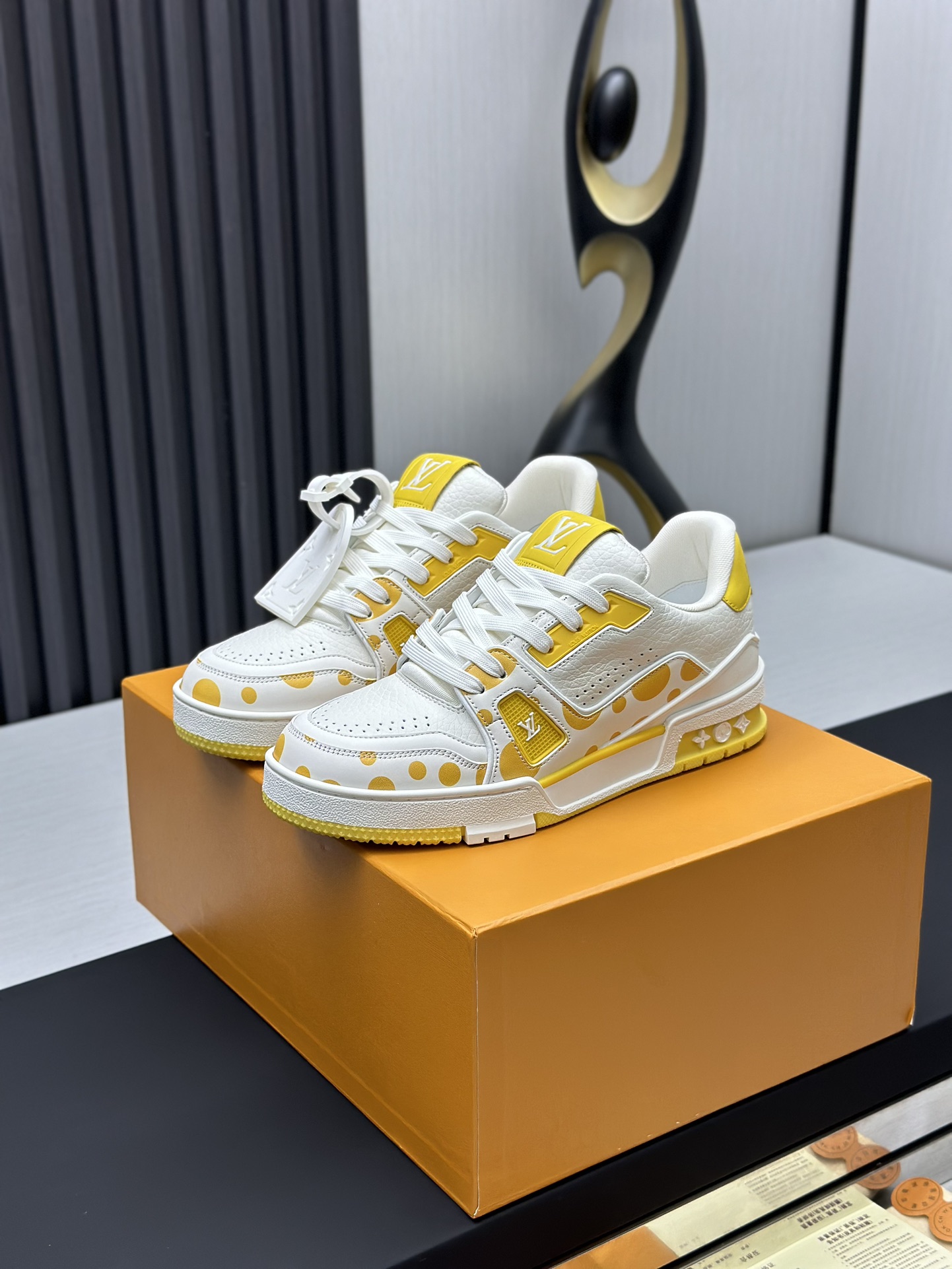 NO:169422,Factory direct sales top version LV-Louis Vuitton-Classic Show new model, empty glue craftsmanship·Original 11 development replica!  !  Very comfortable to put on the foot, luxurious materials, fine workmanship, midsole printed with English letters made in Europe, the upper is spliced ​​by calfskin imported from Italy, the side is decorated with brand LOGO logo and signature, the latest latex foot pad inner lining, the foot feels super comfortable. Original special supply of original two-color TPU combination sole. Packing process Goodyear stitching and locking edge Fabric: exclusive custom top layer cowhide Accessories: Exclusive private mold Vuitton logo, inner lining: Customized silky mesh - top layer silk cowhide inner lining Outsole: TPU combination sole wear-resistant, non-slip, yellow foot pad: new latex pad - mesh sweat-absorbing counter technology: full computer needle car pull wire toe back cover hot and cold set Full set of pull-up sleeve mid-low logo pattern Counter packaging - shoelace certificate card instruction manual Certificate of conformity Dust bag The most complete packaging of the entire network  Women's 35-40 Men's 38-46 (38/46 custom made without return!, casual shoes/sports shoes, louis vuitton, louis vuitton, sneakers, cowhide19860909工厂直销顶级版本 LV-路易威登-经典走秀新款 空胶工艺·原版11开发复刻！！上脚非常舒适 奢侈用料,做工精细,中底印有欧洲制造英文字母 鞋面由意大利进口小牛皮拼接,侧边饰有品牌LOGO标志及签名,最新乳胶垫脚网布内里,脚感超舒适.原厂特供原版双色TPU组合大底.套包工艺 固特异缝合锁边 面料:独家定制头层牛皮 配件:独家私模Vuitton 标识, 内里:定制丝滑网里-头层丝绸牛皮内里 大底:TPU组合大底耐磨防滑防黄 垫脚:新款乳胶垫-网纱吸汗 专柜工艺:全电脑针车拉线 鞋头 后套 冷热定型 全套拉帮套楦中低logo花纹 专柜包装 -鞋带 证书 卡片 说明书 合格证 防尘袋 全网最齐包装 女款35-40男款38-46（38/46订做不退换！,休闲鞋/运动鞋,louis vuitton,louis vuitton,sneakers,cowhide,Women's Shoes