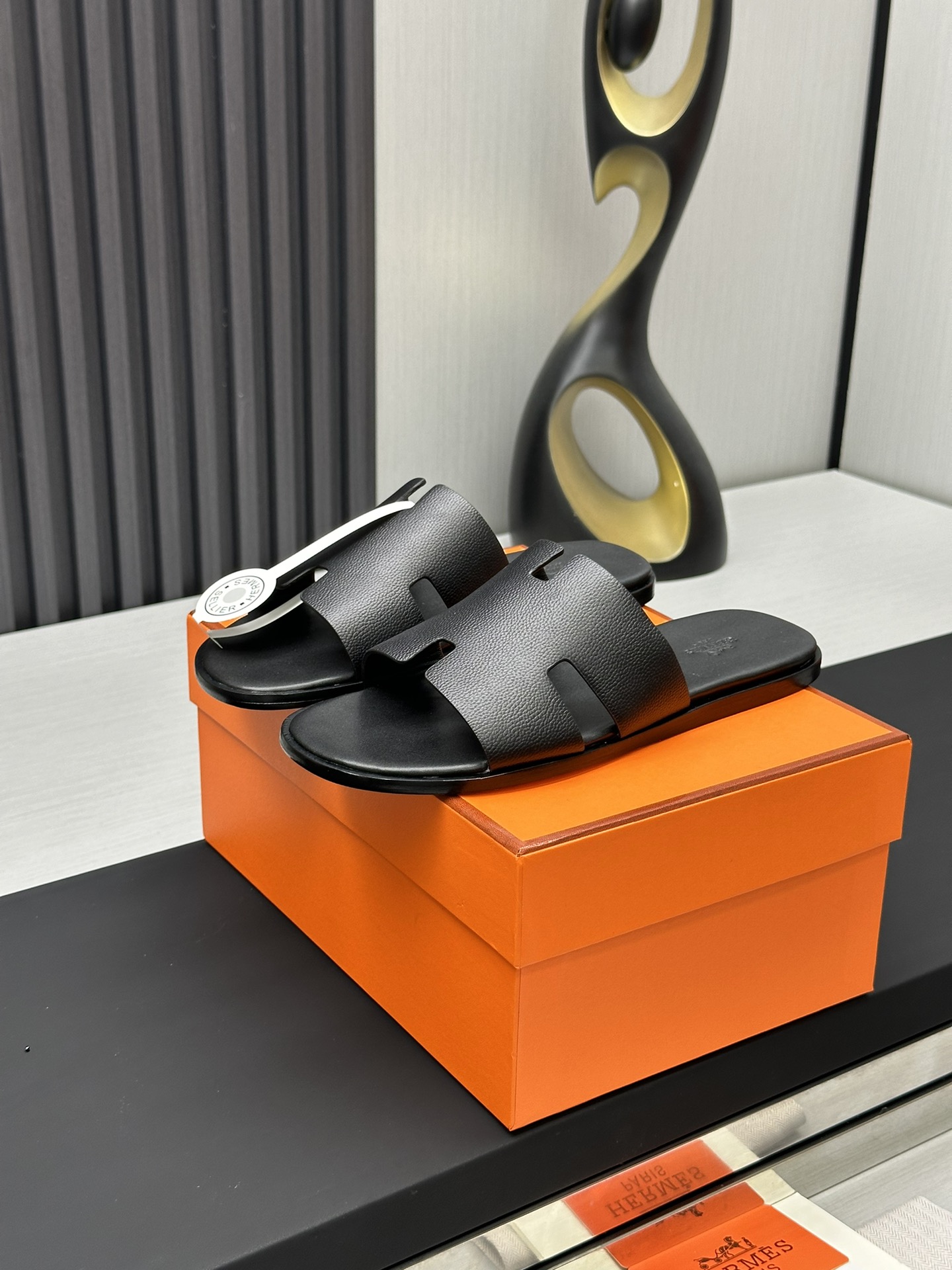 NO:958055,Running volume Hermes Hermès classic H slippers High-end version Classic evergreen series items Fabric Original customized imported cowhide Lining Imported cowhide lining Bottom material of bag Imported cowhide All midsole materials Genuine leather paste + Italian method combination midsole Outsole Italian genuine leather sole hand-nailed craftsmanship Code number 39-46 (original full set of packaging) Details visible to the naked eye Reproduction of the original  Original items can be compared, slippers, hermes, hermes, slippers, cowhide19860909跑量Hermes爱马仕经典H拖 高定版本  经典常青树系列单品 面料 原版定制进口牛皮 里料 进口牛皮里 包中底料 进口牛皮 所有中底料 真皮皮浆+意大利做法组合中底 大底 意大利真皮底手工打钉工艺 码数39-46（原版全套包装） 细节肉眼可见原版复刻 原单货可对比,拖鞋,hermes,hermes,slippers,cowhide,Women's Shoes