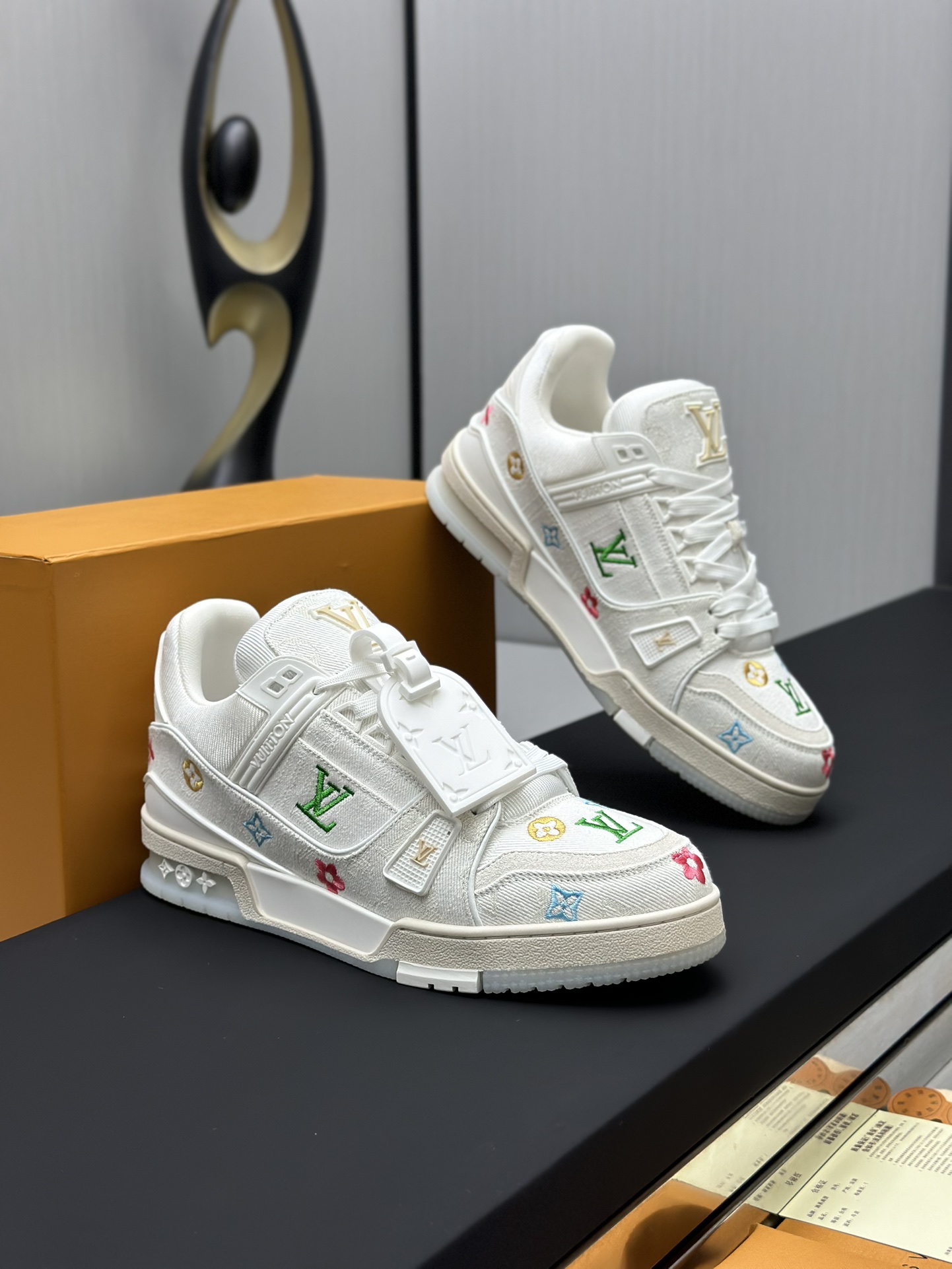 工厂直销&yen;380💰顶级版本 LV-路易威登-经典走秀新款
空胶工艺&middot;原版1：1开发复刻！！上脚非常舒适 奢侈用料，做工精细，中底印有欧洲制造英文字母
鞋面由意大利进口小牛皮拼接，侧边饰有品牌LOGO标志及签名，最新乳胶垫脚➕网布内里，脚感超舒适。原厂特供原版双色TPU组合大底。套包工艺 固特异缝合锁边
面料:独家定制头层牛皮
配件:独家私模Vuitton 标识，
内里:定制丝滑网里-头层丝绸牛皮内里
大底:TPU组合大底耐磨防滑防黄
垫脚:新款乳胶垫-网纱吸汗 
专柜工艺:全电脑针车拉线 鞋头 后套 冷热定型 全套拉帮套楦中低logo花纹
专柜包装 -鞋带 证书 卡片 说明书 合格证 防尘袋 全网最齐包装
女款35-40男款38-46（38/46订做不退换！
