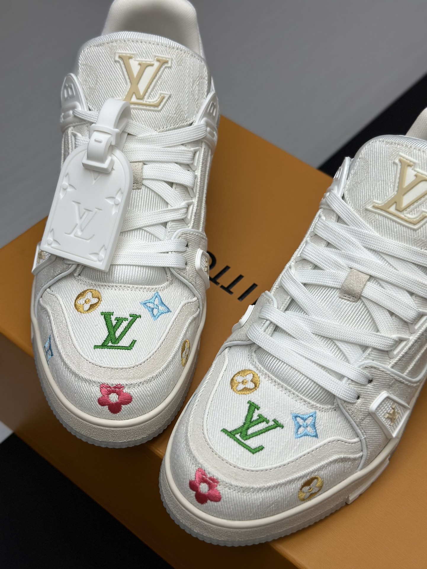 工厂直销&yen;380💰顶级版本 LV-路易威登-经典走秀新款
空胶工艺&middot;原版1：1开发复刻！！上脚非常舒适 奢侈用料，做工精细，中底印有欧洲制造英文字母
鞋面由意大利进口小牛皮拼接，侧边饰有品牌LOGO标志及签名，最新乳胶垫脚➕网布内里，脚感超舒适。原厂特供原版双色TPU组合大底。套包工艺 固特异缝合锁边
面料:独家定制头层牛皮
配件:独家私模Vuitton 标识，
内里:定制丝滑网里-头层丝绸牛皮内里
大底:TPU组合大底耐磨防滑防黄
垫脚:新款乳胶垫-网纱吸汗 
专柜工艺:全电脑针车拉线 鞋头 后套 冷热定型 全套拉帮套楦中低logo花纹
专柜包装 -鞋带 证书 卡片 说明书 合格证 防尘袋 全网最齐包装
女款35-40男款38-46（38/46订做不退换！
