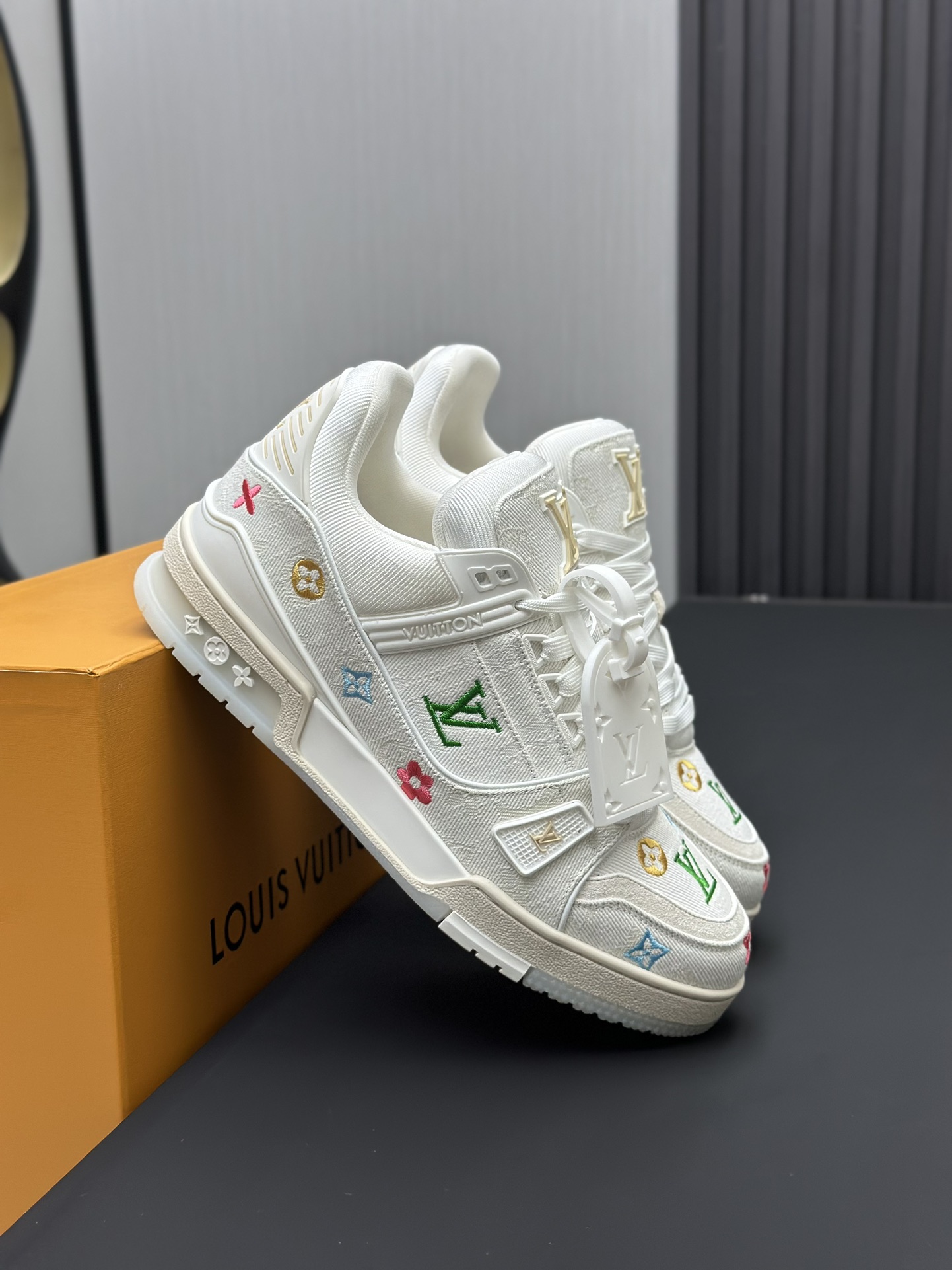 工厂直销&yen;380💰顶级版本 LV-路易威登-经典走秀新款
空胶工艺&middot;原版1：1开发复刻！！上脚非常舒适 奢侈用料，做工精细，中底印有欧洲制造英文字母
鞋面由意大利进口小牛皮拼接，侧边饰有品牌LOGO标志及签名，最新乳胶垫脚➕网布内里，脚感超舒适。原厂特供原版双色TPU组合大底。套包工艺 固特异缝合锁边
面料:独家定制头层牛皮
配件:独家私模Vuitton 标识，
内里:定制丝滑网里-头层丝绸牛皮内里
大底:TPU组合大底耐磨防滑防黄
垫脚:新款乳胶垫-网纱吸汗 
专柜工艺:全电脑针车拉线 鞋头 后套 冷热定型 全套拉帮套楦中低logo花纹
专柜包装 -鞋带 证书 卡片 说明书 合格证 防尘袋 全网最齐包装
女款35-40男款38-46（38/46订做不退换！
