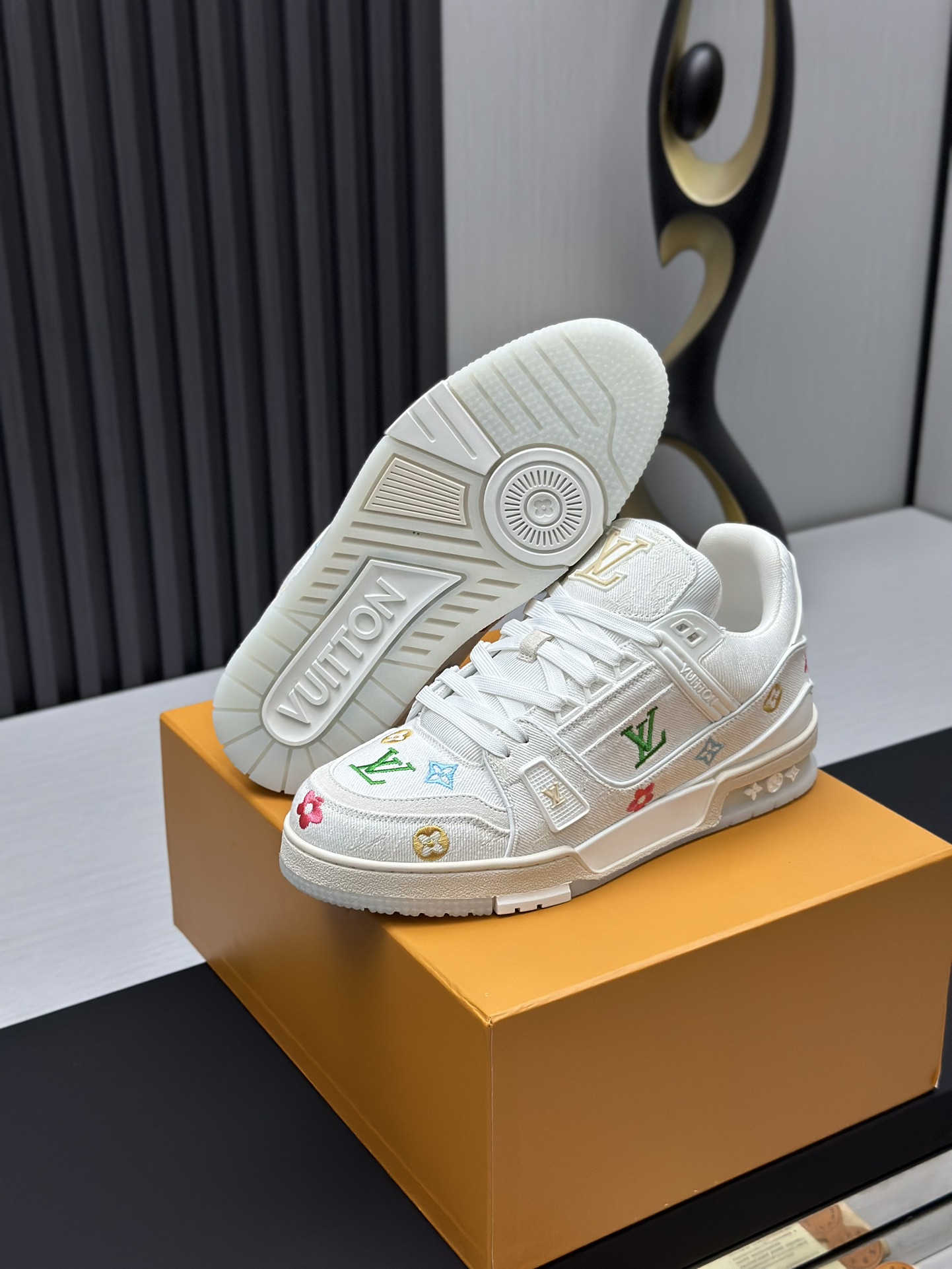 工厂直销&yen;380💰顶级版本 LV-路易威登-经典走秀新款
空胶工艺&middot;原版1：1开发复刻！！上脚非常舒适 奢侈用料，做工精细，中底印有欧洲制造英文字母
鞋面由意大利进口小牛皮拼接，侧边饰有品牌LOGO标志及签名，最新乳胶垫脚➕网布内里，脚感超舒适。原厂特供原版双色TPU组合大底。套包工艺 固特异缝合锁边
面料:独家定制头层牛皮
配件:独家私模Vuitton 标识，
内里:定制丝滑网里-头层丝绸牛皮内里
大底:TPU组合大底耐磨防滑防黄
垫脚:新款乳胶垫-网纱吸汗 
专柜工艺:全电脑针车拉线 鞋头 后套 冷热定型 全套拉帮套楦中低logo花纹
专柜包装 -鞋带 证书 卡片 说明书 合格证 防尘袋 全网最齐包装
女款35-40男款38-46（38/46订做不退换！
