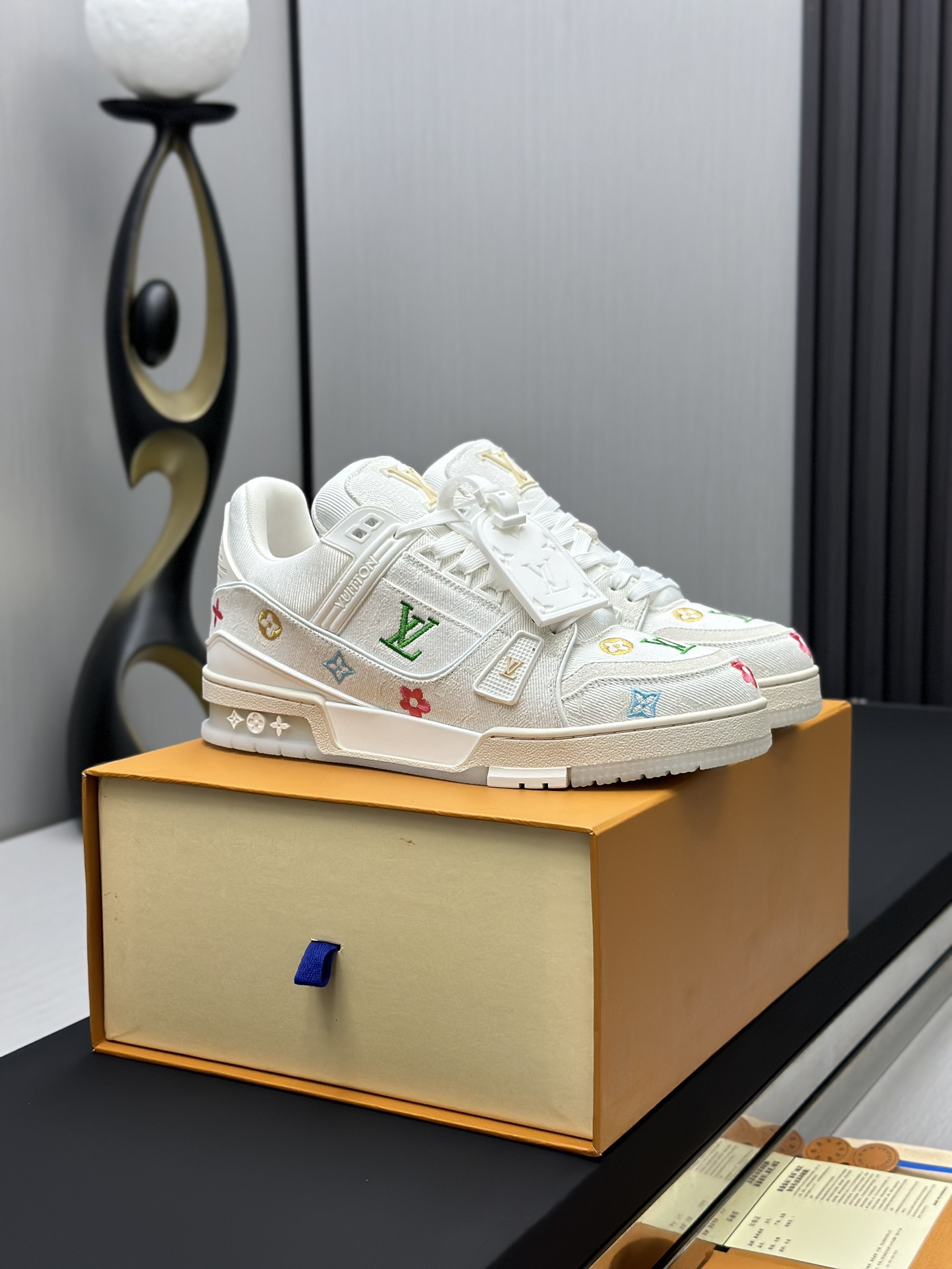 工厂直销&yen;380💰顶级版本 LV-路易威登-经典走秀新款
空胶工艺&middot;原版1：1开发复刻！！上脚非常舒适 奢侈用料，做工精细，中底印有欧洲制造英文字母
鞋面由意大利进口小牛皮拼接，侧边饰有品牌LOGO标志及签名，最新乳胶垫脚➕网布内里，脚感超舒适。原厂特供原版双色TPU组合大底。套包工艺 固特异缝合锁边
面料:独家定制头层牛皮
配件:独家私模Vuitton 标识，
内里:定制丝滑网里-头层丝绸牛皮内里
大底:TPU组合大底耐磨防滑防黄
垫脚:新款乳胶垫-网纱吸汗 
专柜工艺:全电脑针车拉线 鞋头 后套 冷热定型 全套拉帮套楦中低logo花纹
专柜包装 -鞋带 证书 卡片 说明书 合格证 防尘袋 全网最齐包装
女款35-40男款38-46（38/46订做不退换！
