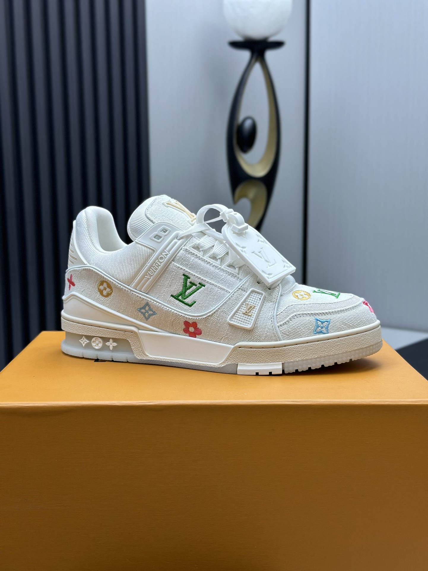 工厂直销&yen;380💰顶级版本 LV-路易威登-经典走秀新款
空胶工艺&middot;原版1：1开发复刻！！上脚非常舒适 奢侈用料，做工精细，中底印有欧洲制造英文字母
鞋面由意大利进口小牛皮拼接，侧边饰有品牌LOGO标志及签名，最新乳胶垫脚➕网布内里，脚感超舒适。原厂特供原版双色TPU组合大底。套包工艺 固特异缝合锁边
面料:独家定制头层牛皮
配件:独家私模Vuitton 标识，
内里:定制丝滑网里-头层丝绸牛皮内里
大底:TPU组合大底耐磨防滑防黄
垫脚:新款乳胶垫-网纱吸汗 
专柜工艺:全电脑针车拉线 鞋头 后套 冷热定型 全套拉帮套楦中低logo花纹
专柜包装 -鞋带 证书 卡片 说明书 合格证 防尘袋 全网最齐包装
女款35-40男款38-46（38/46订做不退换！
