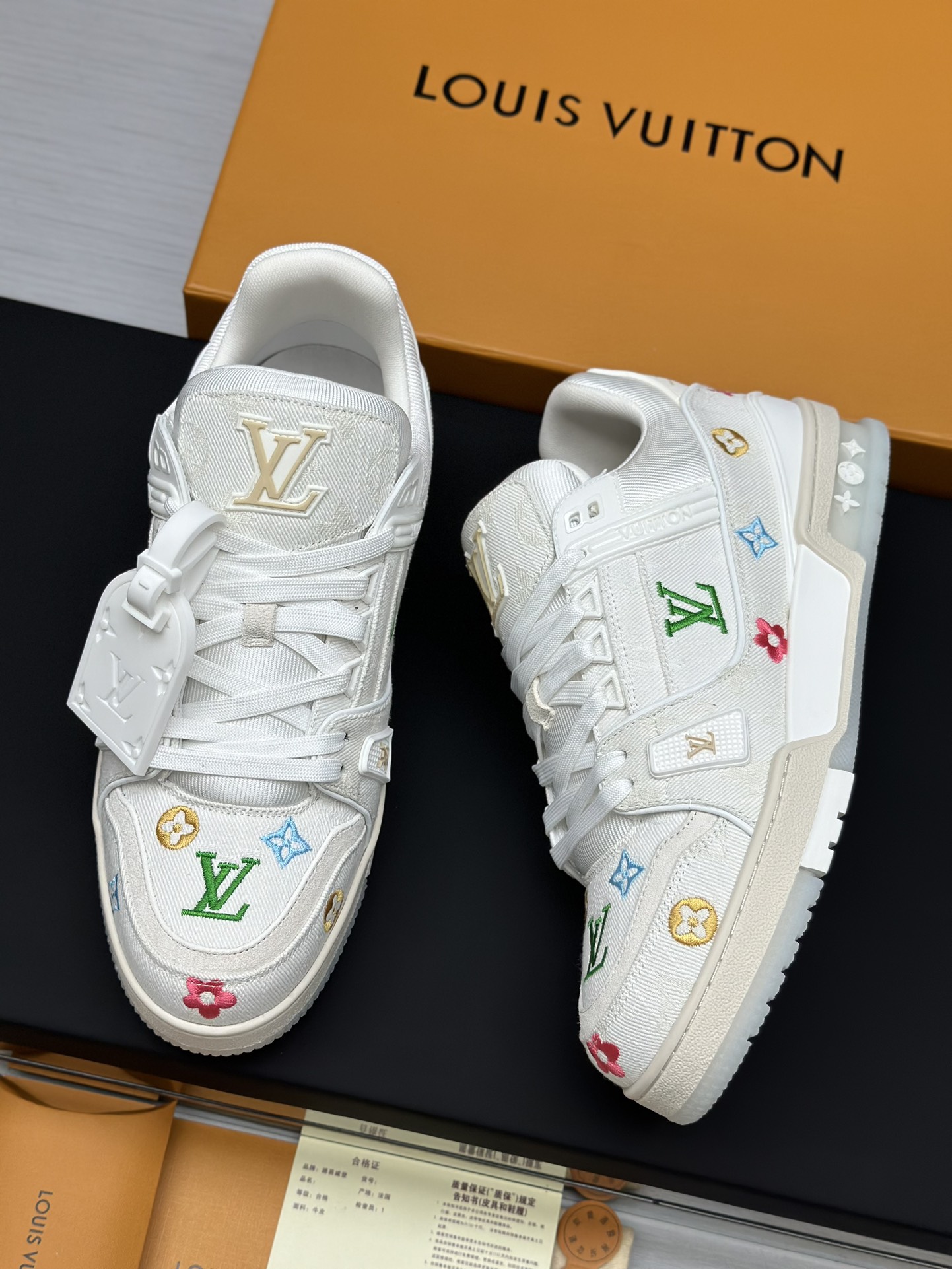 工厂直销&yen;380💰顶级版本 LV-路易威登-经典走秀新款
空胶工艺&middot;原版1：1开发复刻！！上脚非常舒适 奢侈用料，做工精细，中底印有欧洲制造英文字母
鞋面由意大利进口小牛皮拼接，侧边饰有品牌LOGO标志及签名，最新乳胶垫脚➕网布内里，脚感超舒适。原厂特供原版双色TPU组合大底。套包工艺 固特异缝合锁边
面料:独家定制头层牛皮
配件:独家私模Vuitton 标识，
内里:定制丝滑网里-头层丝绸牛皮内里
大底:TPU组合大底耐磨防滑防黄
垫脚:新款乳胶垫-网纱吸汗 
专柜工艺:全电脑针车拉线 鞋头 后套 冷热定型 全套拉帮套楦中低logo花纹
专柜包装 -鞋带 证书 卡片 说明书 合格证 防尘袋 全网最齐包装
女款35-40男款38-46（38/46订做不退换！
