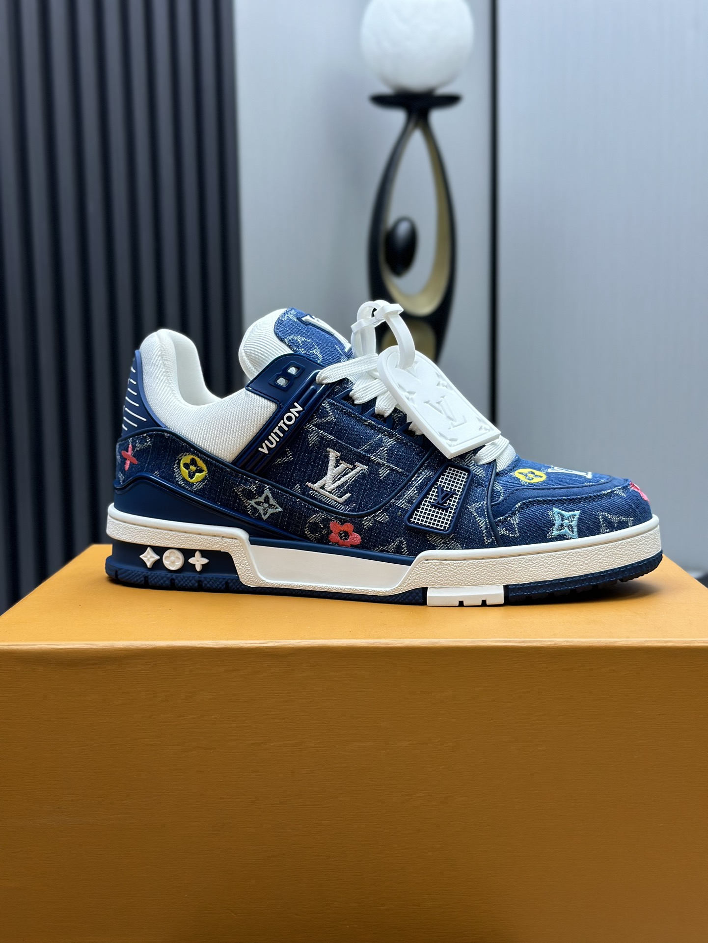 工厂直销&yen;380💰顶级版本 LV-路易威登-经典走秀新款
空胶工艺&middot;原版1：1开发复刻！！上脚非常舒适 奢侈用料，做工精细，中底印有欧洲制造英文字母
鞋面由意大利进口小牛皮拼接，侧边饰有品牌LOGO标志及签名，最新乳胶垫脚➕网布内里，脚感超舒适。原厂特供原版双色TPU组合大底。套包工艺 固特异缝合锁边
面料:独家定制头层牛皮
配件:独家私模Vuitton 标识，
内里:定制丝滑网里-头层丝绸牛皮内里
大底:TPU组合大底耐磨防滑防黄
垫脚:新款乳胶垫-网纱吸汗 
专柜工艺:全电脑针车拉线 鞋头 后套 冷热定型 全套拉帮套楦中低logo花纹
专柜包装 -鞋带 证书 卡片 说明书 合格证 防尘袋 全网最齐包装
女款35-40男款38-46（38/46订做不退换！
