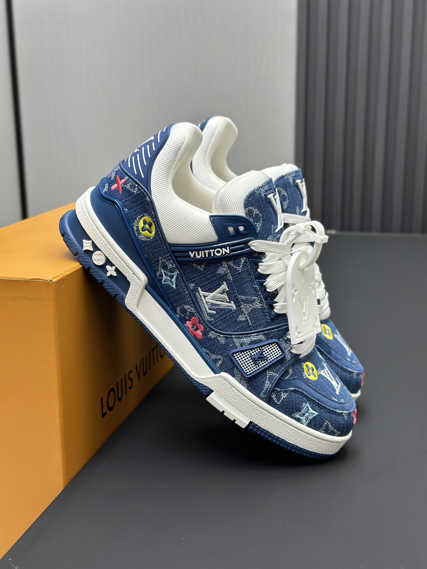 工厂直销&yen;380💰顶级版本 LV-路易威登-经典走秀新款
空胶工艺&middot;原版1：1开发复刻！！上脚非常舒适 奢侈用料，做工精细，中底印有欧洲制造英文字母
鞋面由意大利进口小牛皮拼接，侧边饰有品牌LOGO标志及签名，最新乳胶垫脚➕网布内里，脚感超舒适。原厂特供原版双色TPU组合大底。套包工艺 固特异缝合锁边
面料:独家定制头层牛皮
配件:独家私模Vuitton 标识，
内里:定制丝滑网里-头层丝绸牛皮内里
大底:TPU组合大底耐磨防滑防黄
垫脚:新款乳胶垫-网纱吸汗 
专柜工艺:全电脑针车拉线 鞋头 后套 冷热定型 全套拉帮套楦中低logo花纹
专柜包装 -鞋带 证书 卡片 说明书 合格证 防尘袋 全网最齐包装
女款35-40男款38-46（38/46订做不退换！
