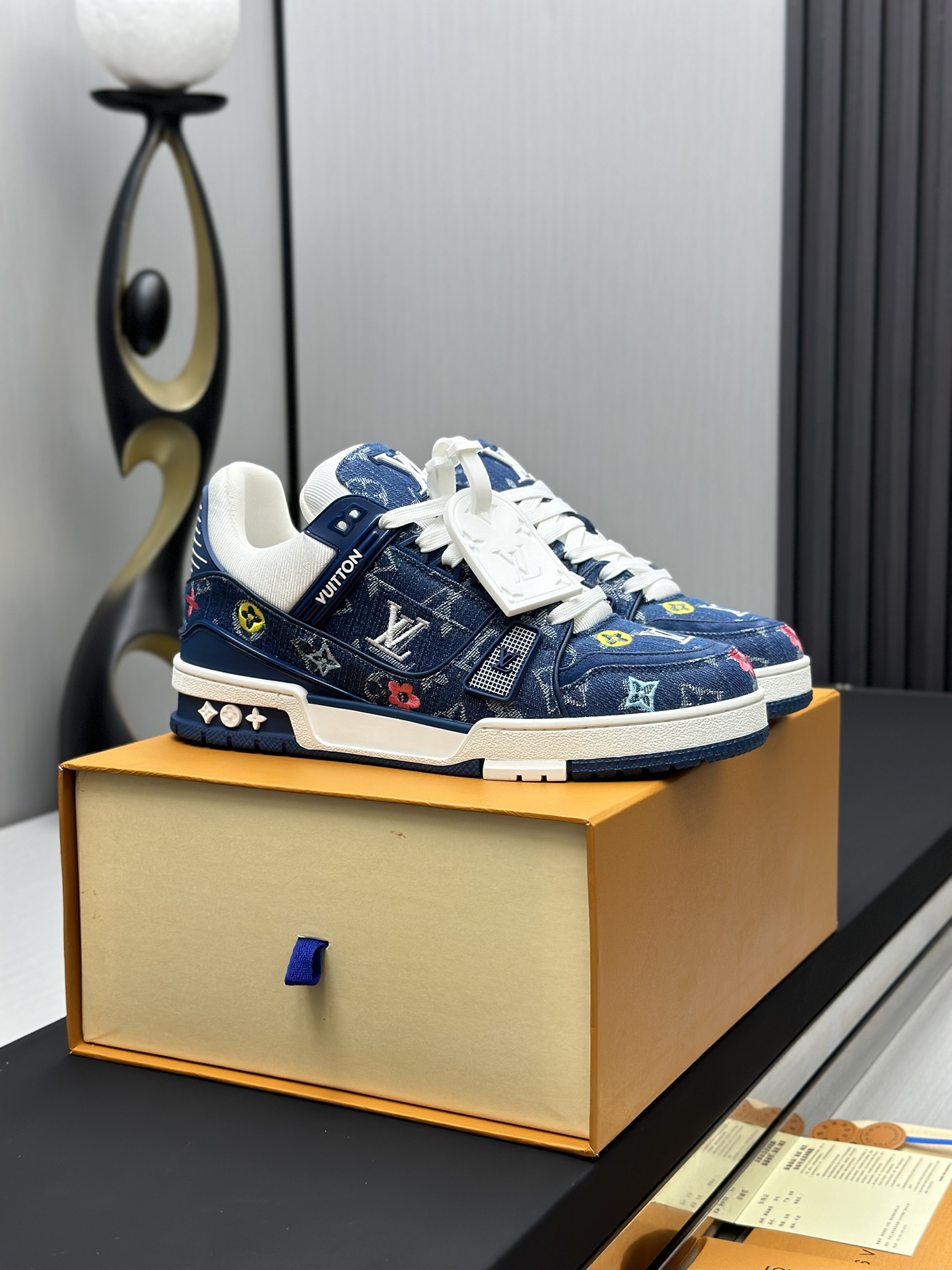 工厂直销&yen;380💰顶级版本 LV-路易威登-经典走秀新款
空胶工艺&middot;原版1：1开发复刻！！上脚非常舒适 奢侈用料，做工精细，中底印有欧洲制造英文字母
鞋面由意大利进口小牛皮拼接，侧边饰有品牌LOGO标志及签名，最新乳胶垫脚➕网布内里，脚感超舒适。原厂特供原版双色TPU组合大底。套包工艺 固特异缝合锁边
面料:独家定制头层牛皮
配件:独家私模Vuitton 标识，
内里:定制丝滑网里-头层丝绸牛皮内里
大底:TPU组合大底耐磨防滑防黄
垫脚:新款乳胶垫-网纱吸汗 
专柜工艺:全电脑针车拉线 鞋头 后套 冷热定型 全套拉帮套楦中低logo花纹
专柜包装 -鞋带 证书 卡片 说明书 合格证 防尘袋 全网最齐包装
女款35-40男款38-46（38/46订做不退换！
