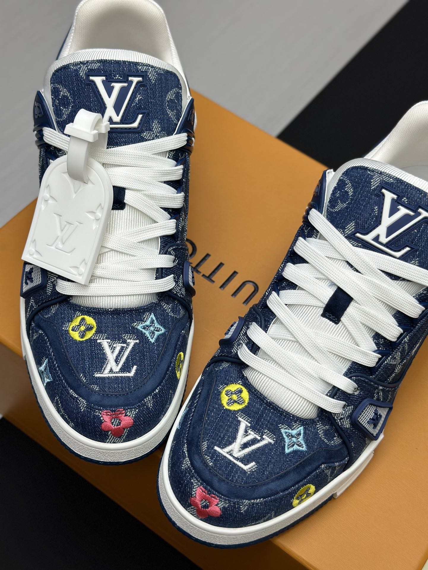 工厂直销&yen;380💰顶级版本 LV-路易威登-经典走秀新款
空胶工艺&middot;原版1：1开发复刻！！上脚非常舒适 奢侈用料，做工精细，中底印有欧洲制造英文字母
鞋面由意大利进口小牛皮拼接，侧边饰有品牌LOGO标志及签名，最新乳胶垫脚➕网布内里，脚感超舒适。原厂特供原版双色TPU组合大底。套包工艺 固特异缝合锁边
面料:独家定制头层牛皮
配件:独家私模Vuitton 标识，
内里:定制丝滑网里-头层丝绸牛皮内里
大底:TPU组合大底耐磨防滑防黄
垫脚:新款乳胶垫-网纱吸汗 
专柜工艺:全电脑针车拉线 鞋头 后套 冷热定型 全套拉帮套楦中低logo花纹
专柜包装 -鞋带 证书 卡片 说明书 合格证 防尘袋 全网最齐包装
女款35-40男款38-46（38/46订做不退换！
