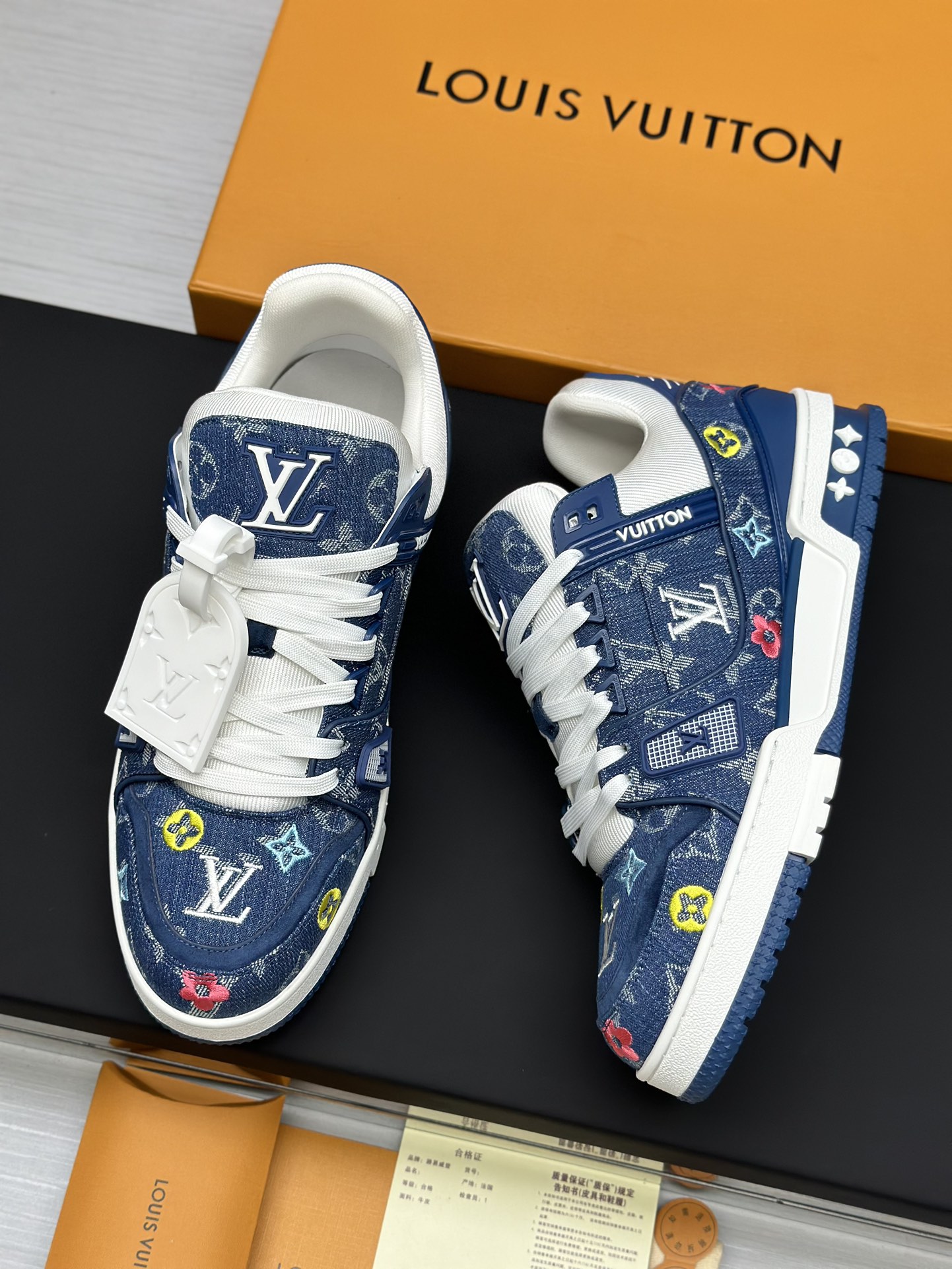 工厂直销&yen;380💰顶级版本 LV-路易威登-经典走秀新款
空胶工艺&middot;原版1：1开发复刻！！上脚非常舒适 奢侈用料，做工精细，中底印有欧洲制造英文字母
鞋面由意大利进口小牛皮拼接，侧边饰有品牌LOGO标志及签名，最新乳胶垫脚➕网布内里，脚感超舒适。原厂特供原版双色TPU组合大底。套包工艺 固特异缝合锁边
面料:独家定制头层牛皮
配件:独家私模Vuitton 标识，
内里:定制丝滑网里-头层丝绸牛皮内里
大底:TPU组合大底耐磨防滑防黄
垫脚:新款乳胶垫-网纱吸汗 
专柜工艺:全电脑针车拉线 鞋头 后套 冷热定型 全套拉帮套楦中低logo花纹
专柜包装 -鞋带 证书 卡片 说明书 合格证 防尘袋 全网最齐包装
女款35-40男款38-46（38/46订做不退换！
