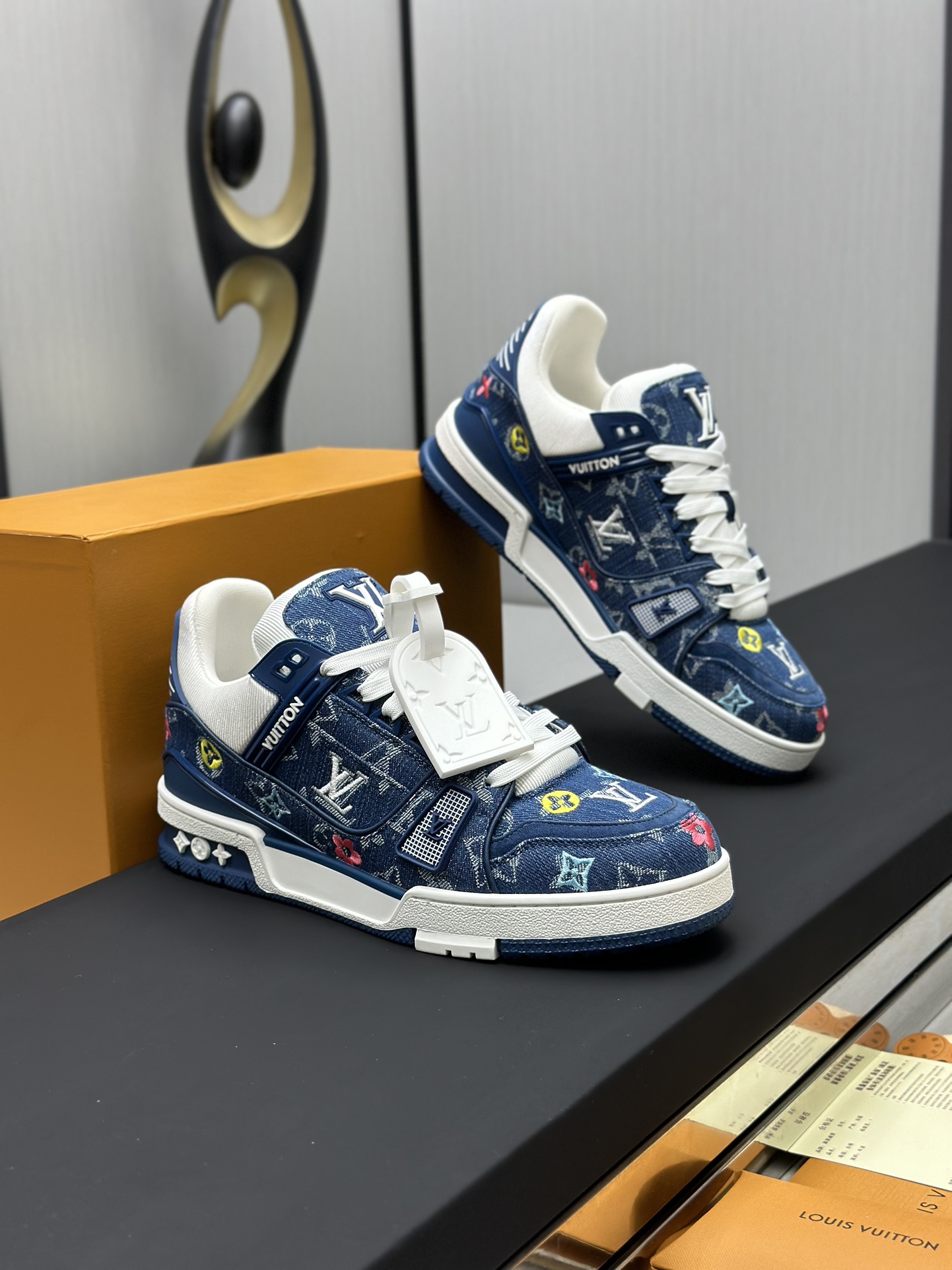 工厂直销&yen;380💰顶级版本 LV-路易威登-经典走秀新款
空胶工艺&middot;原版1：1开发复刻！！上脚非常舒适 奢侈用料，做工精细，中底印有欧洲制造英文字母
鞋面由意大利进口小牛皮拼接，侧边饰有品牌LOGO标志及签名，最新乳胶垫脚➕网布内里，脚感超舒适。原厂特供原版双色TPU组合大底。套包工艺 固特异缝合锁边
面料:独家定制头层牛皮
配件:独家私模Vuitton 标识，
内里:定制丝滑网里-头层丝绸牛皮内里
大底:TPU组合大底耐磨防滑防黄
垫脚:新款乳胶垫-网纱吸汗 
专柜工艺:全电脑针车拉线 鞋头 后套 冷热定型 全套拉帮套楦中低logo花纹
专柜包装 -鞋带 证书 卡片 说明书 合格证 防尘袋 全网最齐包装
女款35-40男款38-46（38/46订做不退换！
