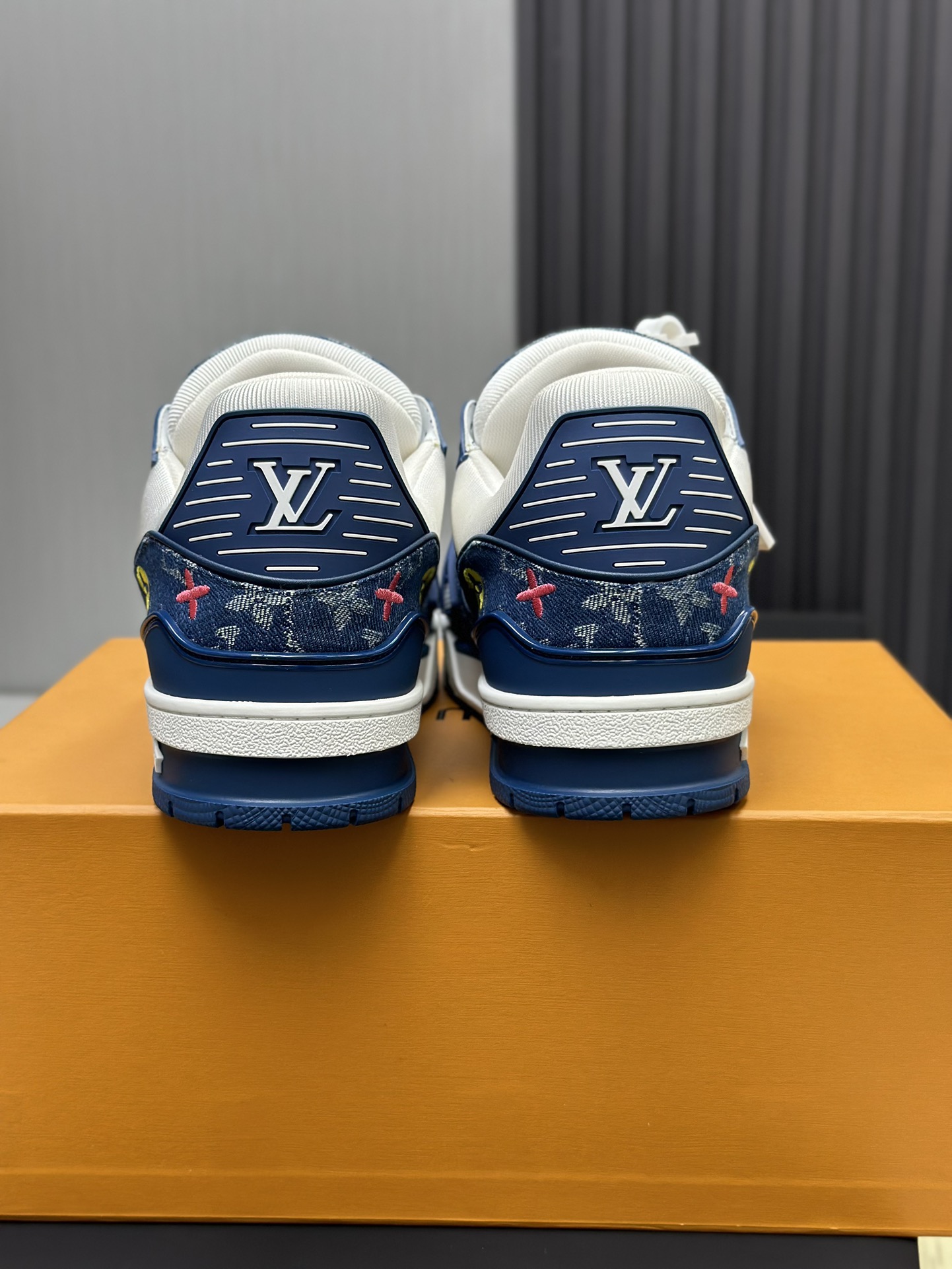 工厂直销&yen;380💰顶级版本 LV-路易威登-经典走秀新款
空胶工艺&middot;原版1：1开发复刻！！上脚非常舒适 奢侈用料，做工精细，中底印有欧洲制造英文字母
鞋面由意大利进口小牛皮拼接，侧边饰有品牌LOGO标志及签名，最新乳胶垫脚➕网布内里，脚感超舒适。原厂特供原版双色TPU组合大底。套包工艺 固特异缝合锁边
面料:独家定制头层牛皮
配件:独家私模Vuitton 标识，
内里:定制丝滑网里-头层丝绸牛皮内里
大底:TPU组合大底耐磨防滑防黄
垫脚:新款乳胶垫-网纱吸汗 
专柜工艺:全电脑针车拉线 鞋头 后套 冷热定型 全套拉帮套楦中低logo花纹
专柜包装 -鞋带 证书 卡片 说明书 合格证 防尘袋 全网最齐包装
女款35-40男款38-46（38/46订做不退换！
