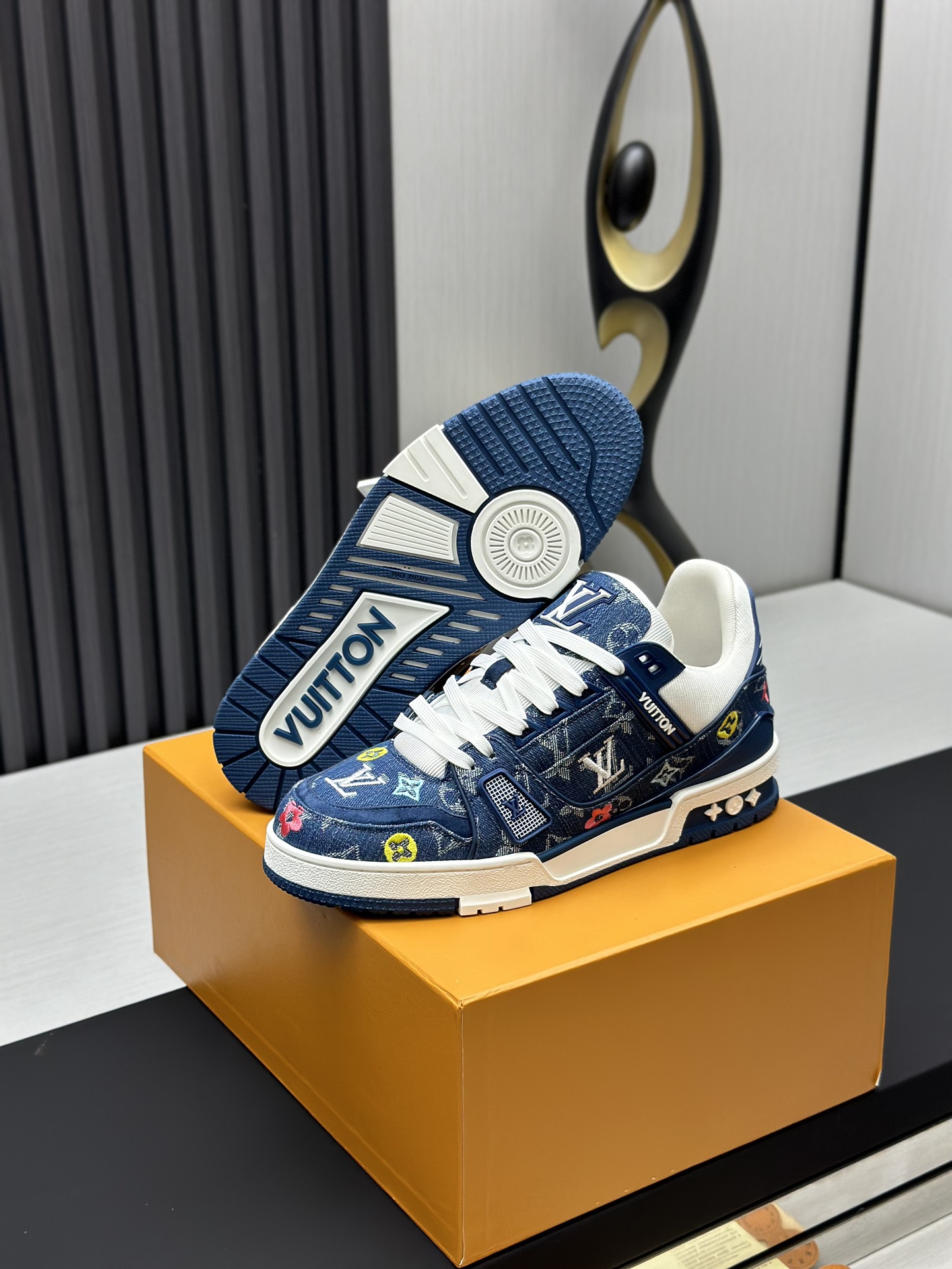工厂直销&yen;380💰顶级版本 LV-路易威登-经典走秀新款
空胶工艺&middot;原版1：1开发复刻！！上脚非常舒适 奢侈用料，做工精细，中底印有欧洲制造英文字母
鞋面由意大利进口小牛皮拼接，侧边饰有品牌LOGO标志及签名，最新乳胶垫脚➕网布内里，脚感超舒适。原厂特供原版双色TPU组合大底。套包工艺 固特异缝合锁边
面料:独家定制头层牛皮
配件:独家私模Vuitton 标识，
内里:定制丝滑网里-头层丝绸牛皮内里
大底:TPU组合大底耐磨防滑防黄
垫脚:新款乳胶垫-网纱吸汗 
专柜工艺:全电脑针车拉线 鞋头 后套 冷热定型 全套拉帮套楦中低logo花纹
专柜包装 -鞋带 证书 卡片 说明书 合格证 防尘袋 全网最齐包装
女款35-40男款38-46（38/46订做不退换！
