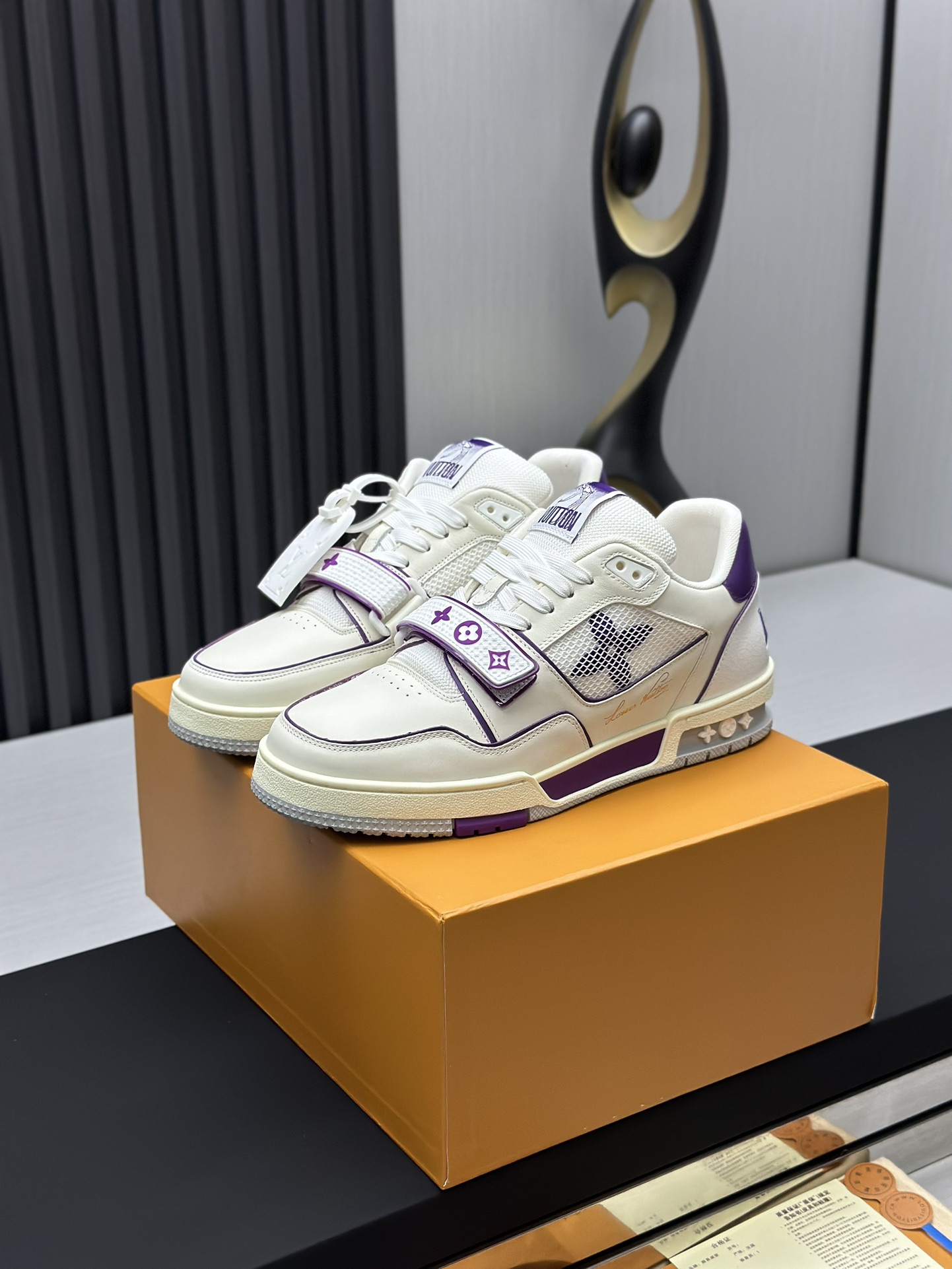 NO:169370,Factory direct sales top version LV-Louis Vuitton-Classic Show new model, empty glue craftsmanship·Original 11 development replica!  !  Very comfortable to put on the foot, luxurious materials, fine workmanship, midsole printed with English letters made in Europe, the upper is spliced ​​by calfskin imported from Italy, the side is decorated with brand LOGO logo and signature, the latest latex foot pad inner lining, the foot feels super comfortable. Original special supply of original two-color TPU combination sole. Packing process Goodyear stitching and locking edge Fabric: exclusive custom top layer cowhide Accessories: Exclusive private mold Vuitton logo, inner lining: Customized silky mesh - top layer silk cowhide inner lining Outsole: TPU combination sole wear-resistant, non-slip, yellow foot pad: new latex pad - mesh sweat-absorbing counter technology: full computer needle car pull wire toe back cover hot and cold set Full set of pull-up sleeve mid-low logo pattern Counter packaging - shoelace certificate card instruction manual Certificate of conformity Dust bag The most complete packaging of the entire network  Women's 35-40 Men's 38-46 (38/46 custom made without return!, casual shoes/sports shoes, louis vuitton, louis vuitton, sneakers, cowhide19860909工厂直销顶级版本 LV-路易威登-经典走秀新款 空胶工艺·原版11开发复刻！！上脚非常舒适 奢侈用料,做工精细,中底印有欧洲制造英文字母 鞋面由意大利进口小牛皮拼接,侧边饰有品牌LOGO标志及签名,最新乳胶垫脚网布内里,脚感超舒适.原厂特供原版双色TPU组合大底.套包工艺 固特异缝合锁边 面料:独家定制头层牛皮 配件:独家私模Vuitton 标识, 内里:定制丝滑网里-头层丝绸牛皮内里 大底:TPU组合大底耐磨防滑防黄 垫脚:新款乳胶垫-网纱吸汗 专柜工艺:全电脑针车拉线 鞋头 后套 冷热定型 全套拉帮套楦中低logo花纹 专柜包装 -鞋带 证书 卡片 说明书 合格证 防尘袋 全网最齐包装 女款35-40男款38-46（38/46订做不退换！,休闲鞋/运动鞋,louis vuitton,louis vuitton,sneakers,cowhide,Women's Shoes