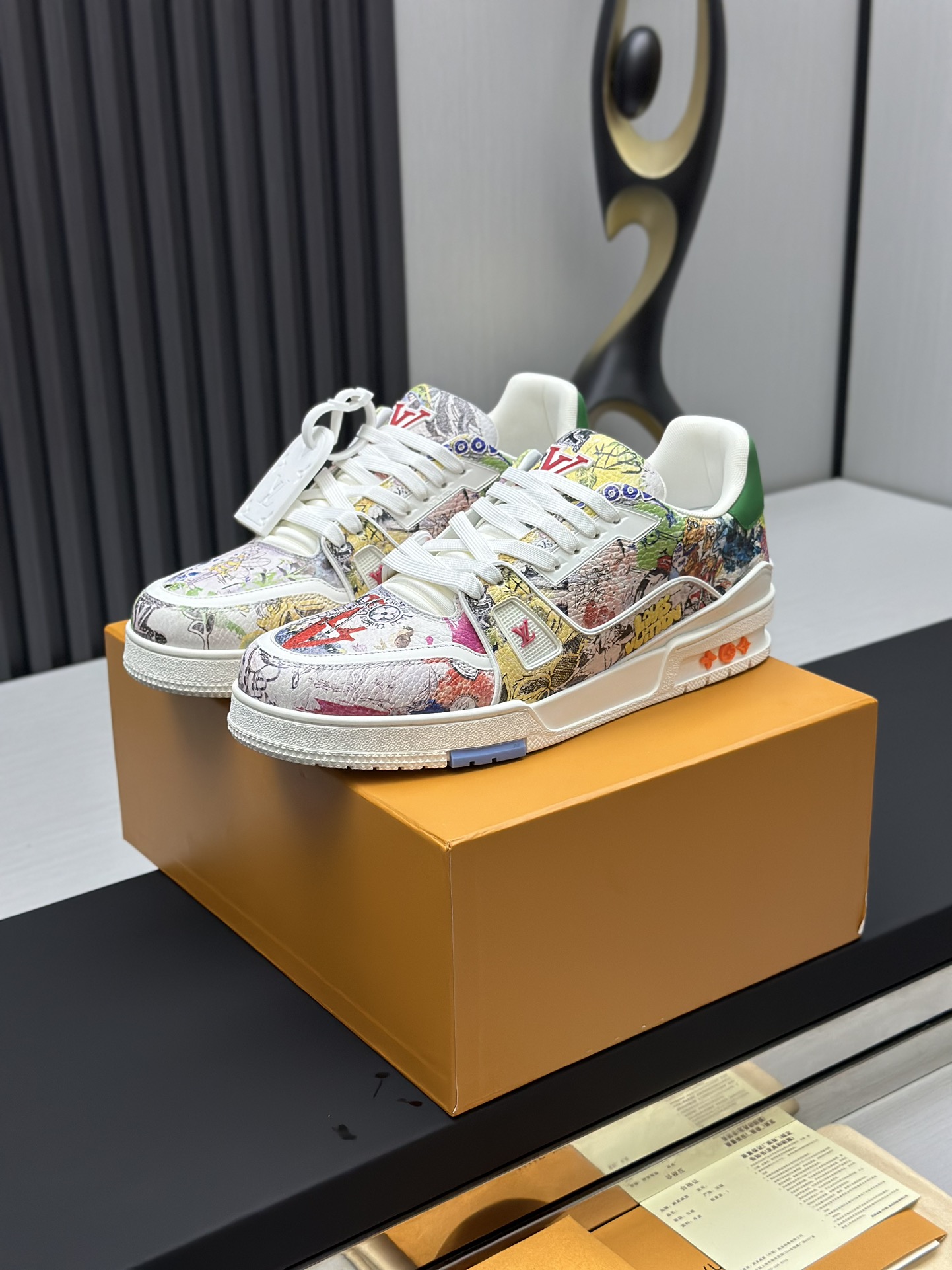 NO:169434,Factory D direct sales top version LV-Louis Vuitton-classic catwalk new model, empty glue craftsmanship·Original 11 development replica!  !  Very comfortable to put on the foot, luxurious materials, fine workmanship, midsole printed with English letters made in Europe, the upper is spliced ​​by calfskin imported from Italy, the side is decorated with brand LOGO logo and signature, the latest latex foot pad inner lining, the foot feels super comfortable. Original special supply of original two-color TPU combination sole. Packing process Goodyear stitching and locking edge Fabric: exclusive custom top layer cowhide Accessories: Exclusive private mold Vuitton logo, inner lining: Customized silky mesh - top layer silk cowhide inner lining Outsole: TPU combination sole wear-resistant, non-slip, yellow foot pad: new latex pad - mesh sweat-absorbing counter technology: full computer needle car pull wire toe back cover hot and cold set Full set of pull-up sleeve mid-low logo pattern Counter packaging - shoelace certificate card instruction manual Certificate of conformity Dust bag The most complete packaging of the entire network  Women's 35-40 Men's 38-46 (38/46 custom made without return!, casual shoes/sports shoes, louis vuitton, louis vuitton, sneakers, cowhide19860909D工厂直销顶级版本 LV-路易威登-经典走秀新款 空胶工艺·原版11开发复刻！！上脚非常舒适 奢侈用料,做工精细,中底印有欧洲制造英文字母 鞋面由意大利进口小牛皮拼接,侧边饰有品牌LOGO标志及签名,最新乳胶垫脚网布内里,脚感超舒适.原厂特供原版双色TPU组合大底.套包工艺 固特异缝合锁边 面料:独家定制头层牛皮 配件:独家私模Vuitton 标识, 内里:定制丝滑网里-头层丝绸牛皮内里 大底:TPU组合大底耐磨防滑防黄 垫脚:新款乳胶垫-网纱吸汗 专柜工艺:全电脑针车拉线 鞋头 后套 冷热定型 全套拉帮套楦中低logo花纹 专柜包装 -鞋带 证书 卡片 说明书 合格证 防尘袋 全网最齐包装 女款35-40男款38-46（38/46订做不退换！,休闲鞋/运动鞋,louis vuitton,louis vuitton,sneakers,cowhide,Women's Shoes