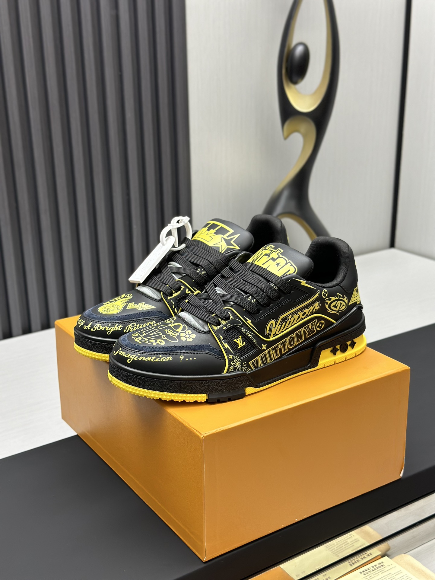 NO:169442,Factory D direct sales top version LV-Louis Vuitton-classic catwalk new model, empty glue craftsmanship·Original 11 development replica!  !  Very comfortable to put on the foot, luxurious materials, fine workmanship, midsole printed with English letters made in Europe, the upper is spliced ​​by calfskin imported from Italy, the side is decorated with brand LOGO logo and signature, the latest latex foot pad inner lining, the foot feels super comfortable. Original special supply of original two-color TPU combination sole. Packing process Goodyear stitching and locking edge Fabric: exclusive custom top layer cowhide Accessories: Exclusive private mold Vuitton logo, inner lining: Customized silky mesh - top layer silk cowhide inner lining Outsole: TPU combination sole wear-resistant, non-slip, yellow foot pad: new latex pad - mesh sweat-absorbing counter technology: full computer needle car pull wire toe back cover hot and cold set Full set of pull-up sleeve mid-low logo pattern Counter packaging - shoelace certificate card instruction manual Certificate of conformity Dust bag The most complete packaging of the entire network  Women's 35-40 Men's 38-46 (38/46 custom made without return!, casual shoes/sports shoes, louis vuitton, louis vuitton, sneakers, cowhide19860909D工厂直销顶级版本 LV-路易威登-经典走秀新款 空胶工艺·原版11开发复刻！！上脚非常舒适 奢侈用料,做工精细,中底印有欧洲制造英文字母 鞋面由意大利进口小牛皮拼接,侧边饰有品牌LOGO标志及签名,最新乳胶垫脚网布内里,脚感超舒适.原厂特供原版双色TPU组合大底.套包工艺 固特异缝合锁边 面料:独家定制头层牛皮 配件:独家私模Vuitton 标识, 内里:定制丝滑网里-头层丝绸牛皮内里 大底:TPU组合大底耐磨防滑防黄 垫脚:新款乳胶垫-网纱吸汗 专柜工艺:全电脑针车拉线 鞋头 后套 冷热定型 全套拉帮套楦中低logo花纹 专柜包装 -鞋带 证书 卡片 说明书 合格证 防尘袋 全网最齐包装 女款35-40男款38-46（38/46订做不退换！,休闲鞋/运动鞋,louis vuitton,louis vuitton,sneakers,cowhide,Women's Shoes