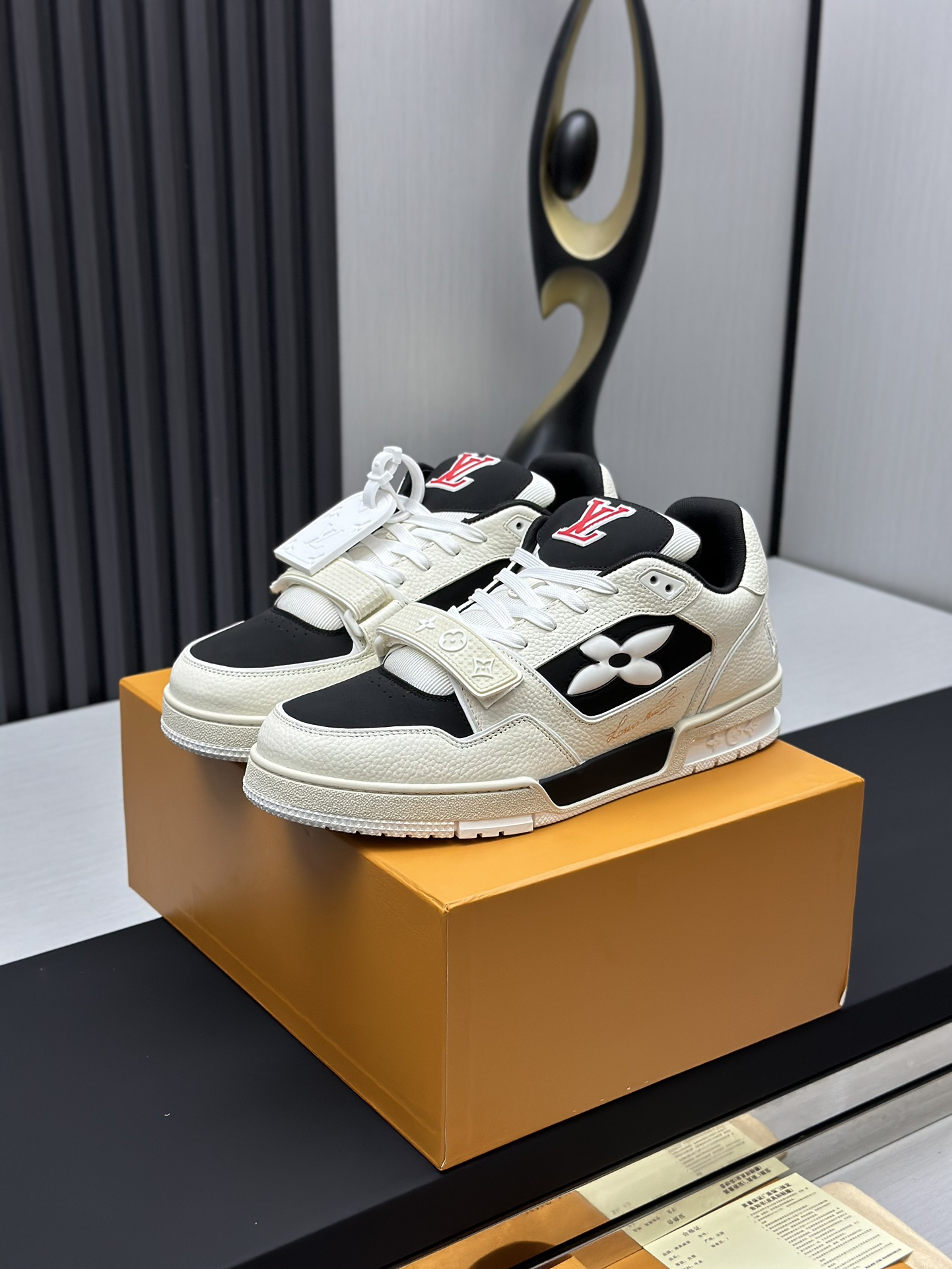 NO:169376,Factory D direct sales top version LV-Louis Vuitton-classic catwalk new model, empty glue craftsmanship·Original 11 development replica!  !  Very comfortable to put on the foot, luxurious materials, fine workmanship, midsole printed with English letters made in Europe, the upper is spliced ​​by calfskin imported from Italy, the side is decorated with brand LOGO logo and signature, the latest latex foot pad inner lining, the foot feels super comfortable. Original special supply of original two-color TPU combination sole. Packing process Goodyear stitching and locking edge Fabric: exclusive custom top layer cowhide Accessories: Exclusive private mold Vuitton logo, inner lining: Customized silky mesh - top layer silk cowhide inner lining Outsole: TPU combination sole wear-resistant, non-slip, yellow foot pad: new latex pad - mesh sweat-absorbing counter technology: full computer needle car pull wire toe back cover hot and cold set Full set of pull-up sleeve mid-low logo pattern Counter packaging - shoelace certificate card instruction manual Certificate of conformity Dust bag The most complete packaging of the entire network  Women's 35-40 Men's 38-46 (38/46 custom made without return!, casual shoes/sports shoes, louis vuitton, louis vuitton, sneakers, cowhide19860909D工厂直销顶级版本 LV-路易威登-经典走秀新款 空胶工艺·原版11开发复刻！！上脚非常舒适 奢侈用料,做工精细,中底印有欧洲制造英文字母 鞋面由意大利进口小牛皮拼接,侧边饰有品牌LOGO标志及签名,最新乳胶垫脚网布内里,脚感超舒适.原厂特供原版双色TPU组合大底.套包工艺 固特异缝合锁边 面料:独家定制头层牛皮 配件:独家私模Vuitton 标识, 内里:定制丝滑网里-头层丝绸牛皮内里 大底:TPU组合大底耐磨防滑防黄 垫脚:新款乳胶垫-网纱吸汗 专柜工艺:全电脑针车拉线 鞋头 后套 冷热定型 全套拉帮套楦中低logo花纹 专柜包装 -鞋带 证书 卡片 说明书 合格证 防尘袋 全网最齐包装 女款35-40男款38-46（38/46订做不退换！,休闲鞋/运动鞋,louis vuitton,louis vuitton,sneakers,cowhide,Women's Shoes