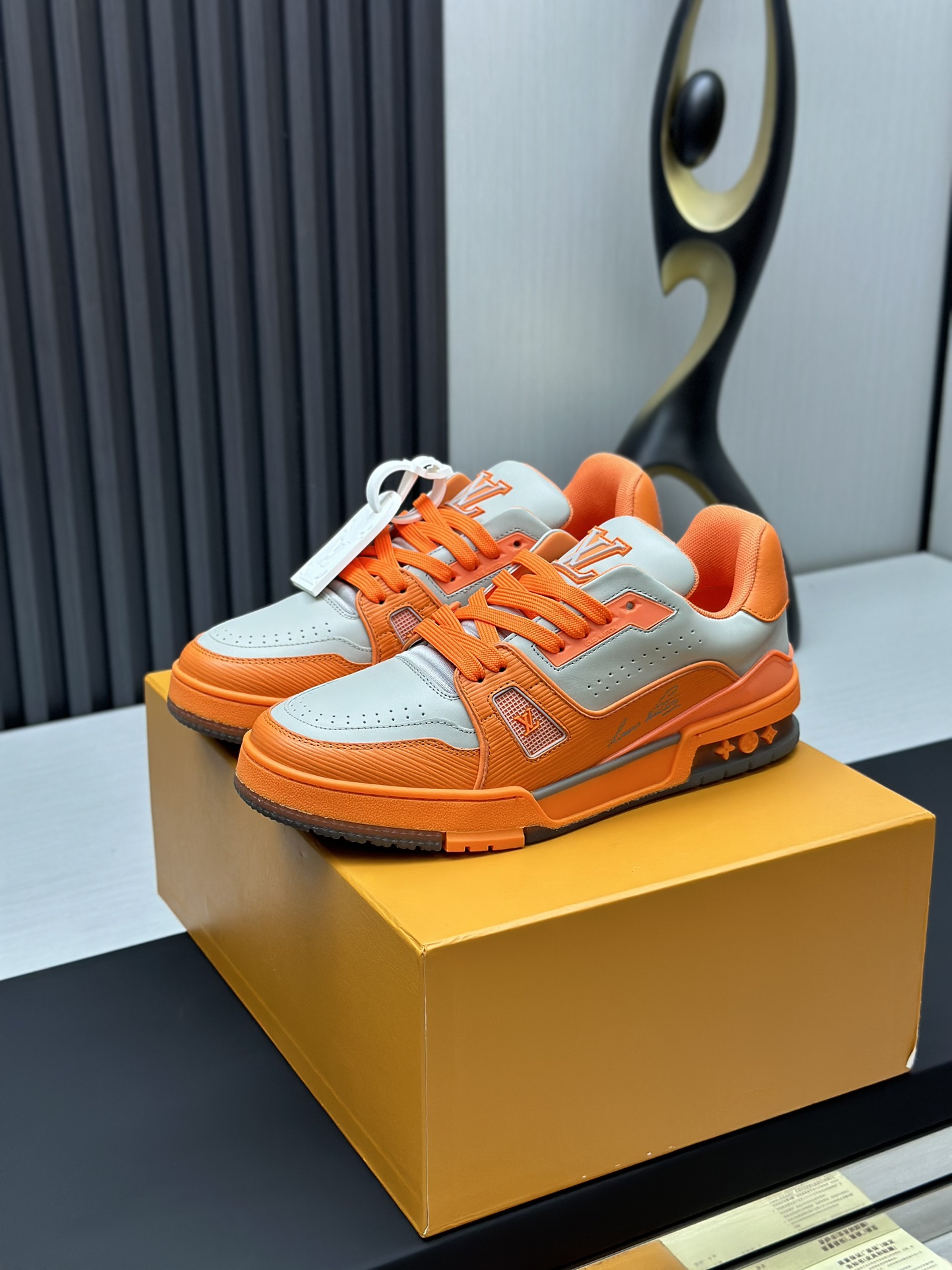 NO:169638,Factory D direct sales top version LV-Louis Vuitton-classic catwalk new model, empty glue craftsmanship·Original 11 development replica!  !  Very comfortable to put on the foot, luxurious materials, fine workmanship, midsole printed with English letters made in Europe, the upper is spliced ​​by calfskin imported from Italy, the side is decorated with brand LOGO logo and signature, the latest latex foot pad inner lining, the foot feels super comfortable. Original special supply of original two-color TPU combination sole. Packing process Goodyear stitching and locking edge Fabric: exclusive custom top layer cowhide Accessories: Exclusive private mold Vuitton logo, inner lining: Customized silky mesh - top layer silk cowhide inner lining Outsole: TPU combination sole wear-resistant, non-slip, yellow foot pad: new latex pad - mesh sweat-absorbing counter technology: full computer needle car pull wire toe back cover hot and cold set Full set of pull-up sleeve mid-low logo pattern Counter packaging - shoelace certificate card instruction manual Certificate of conformity Dust bag The most complete packaging of the entire network  Women's 35-40 Men's 38-46 (38/46 custom made without return!, casual shoes/sports shoes, louis vuitton, louis vuitton, sneakers, cowhide19860909D工厂直销顶级版本 LV-路易威登-经典走秀新款 空胶工艺·原版11开发复刻！！上脚非常舒适 奢侈用料,做工精细,中底印有欧洲制造英文字母 鞋面由意大利进口小牛皮拼接,侧边饰有品牌LOGO标志及签名,最新乳胶垫脚网布内里,脚感超舒适.原厂特供原版双色TPU组合大底.套包工艺 固特异缝合锁边 面料:独家定制头层牛皮 配件:独家私模Vuitton 标识, 内里:定制丝滑网里-头层丝绸牛皮内里 大底:TPU组合大底耐磨防滑防黄 垫脚:新款乳胶垫-网纱吸汗 专柜工艺:全电脑针车拉线 鞋头 后套 冷热定型 全套拉帮套楦中低logo花纹 专柜包装 -鞋带 证书 卡片 说明书 合格证 防尘袋 全网最齐包装 女款35-40男款38-46（38/46订做不退换！,休闲鞋/运动鞋,louis vuitton,louis vuitton,sneakers,cowhide,Women's Shoes