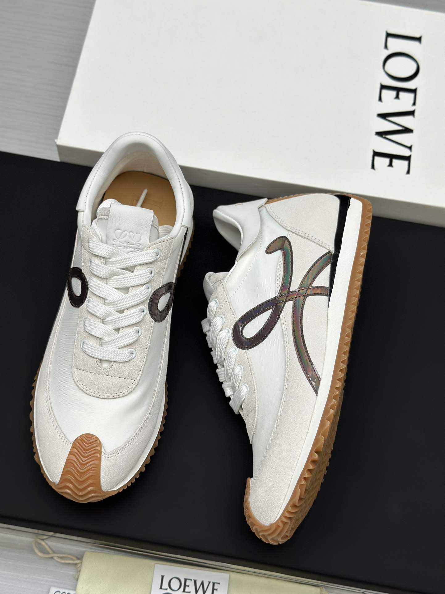 工厂直销💰280高版本👑—-—————LOEWE 罗意威早春新款内增高德训鞋！上脚超级轻便、舒适，6cm 内增高更是小个子的福音！原版1:1顶级复刻！品质欢迎看实物对比🆚！供高端代购首选🟢鞋面精选原版进口牛皮拼接客供织布，原版进口水染羊皮内里➕牛皮垫脚，按原版开模耐磨防滑大底，码数35-45🔺配置原版包