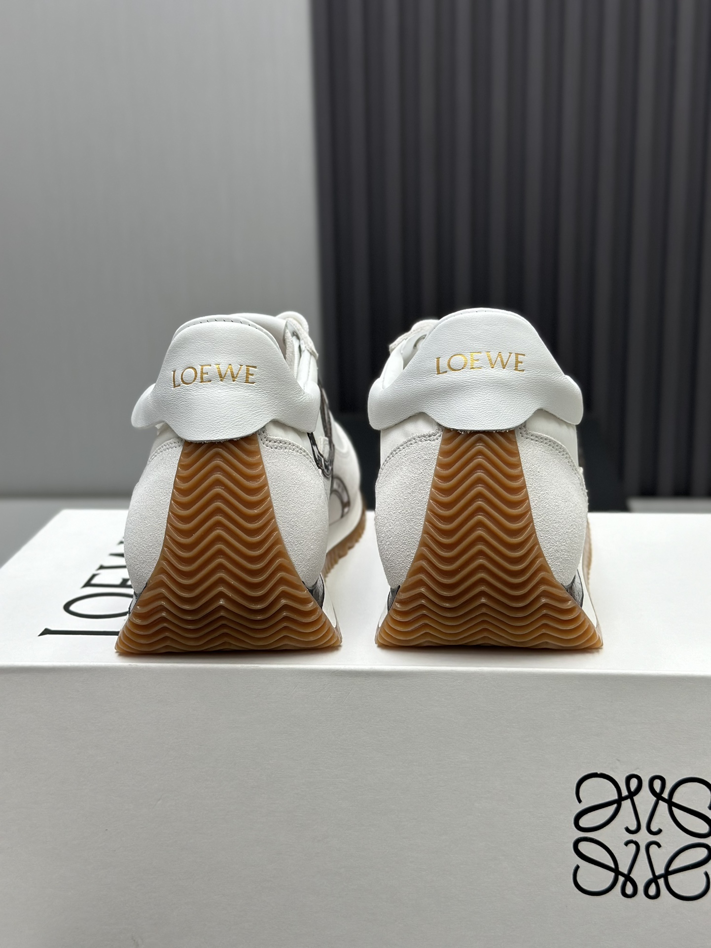 工厂直销💰280高版本👑—-—————LOEWE 罗意威早春新款内增高德训鞋！上脚超级轻便、舒适，6cm 内增高更是小个子的福音！原版1:1顶级复刻！品质欢迎看实物对比🆚！供高端代购首选🟢鞋面精选原版进口牛皮拼接客供织布，原版进口水染羊皮内里➕牛皮垫脚，按原版开模耐磨防滑大底，码数35-45🔺配置原版包