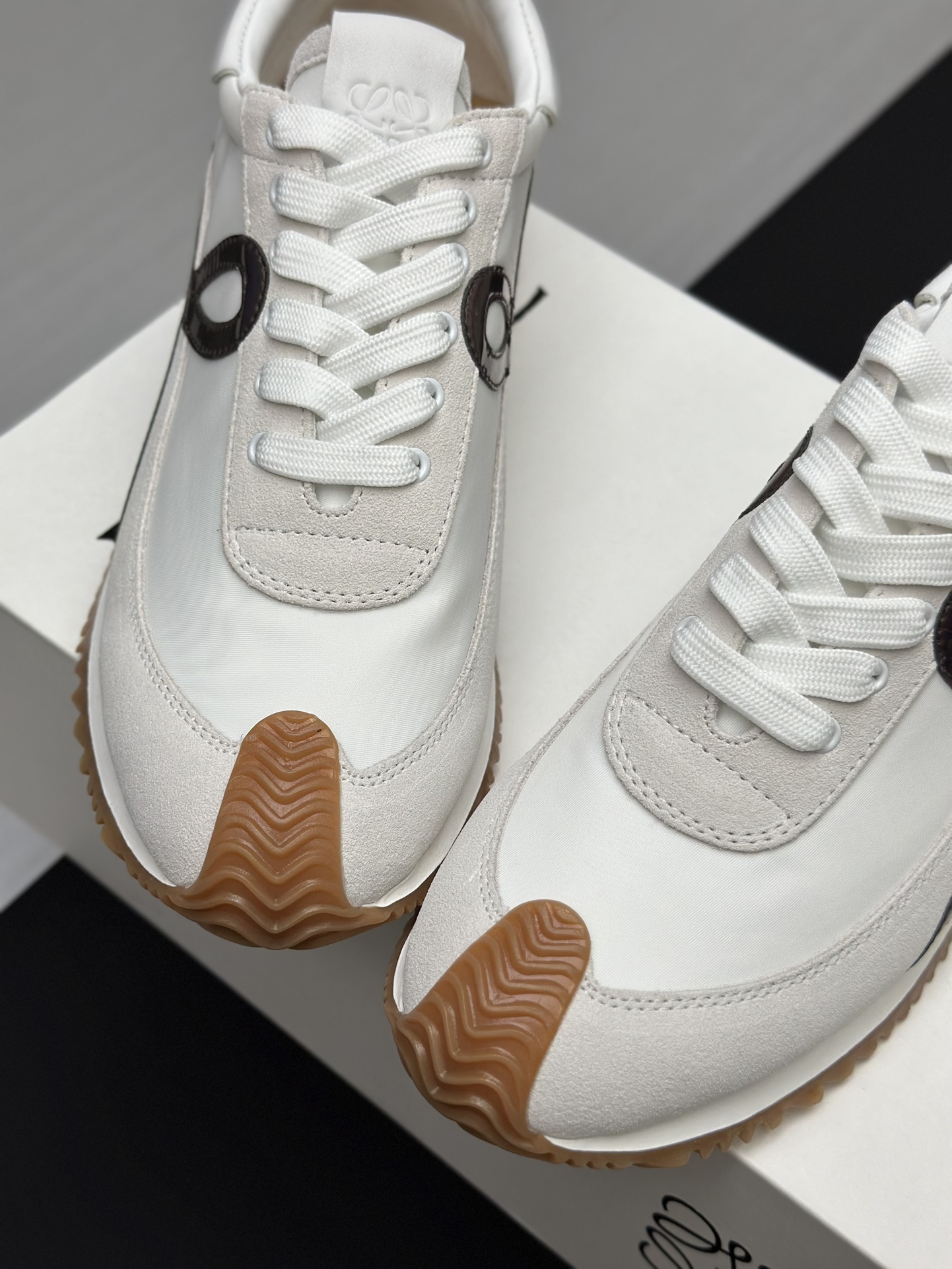 工厂直销💰280高版本👑—-—————LOEWE 罗意威早春新款内增高德训鞋！上脚超级轻便、舒适，6cm 内增高更是小个子的福音！原版1:1顶级复刻！品质欢迎看实物对比🆚！供高端代购首选🟢鞋面精选原版进口牛皮拼接客供织布，原版进口水染羊皮内里➕牛皮垫脚，按原版开模耐磨防滑大底，码数35-45🔺配置原版包