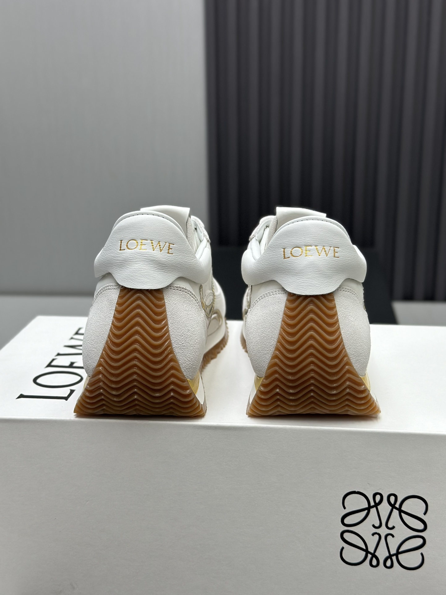 工厂直销💰280高版本👑—-—————LOEWE 罗意威早春新款内增高德训鞋！上脚超级轻便、舒适，6cm 内增高更是小个子的福音！原版1:1顶级复刻！品质欢迎看实物对比🆚！供高端代购首选🟢鞋面精选原版进口牛皮拼接客供织布，原版进口水染羊皮内里➕牛皮垫脚，按原版开模耐磨防滑大底，码数35-45🔺配置原版包