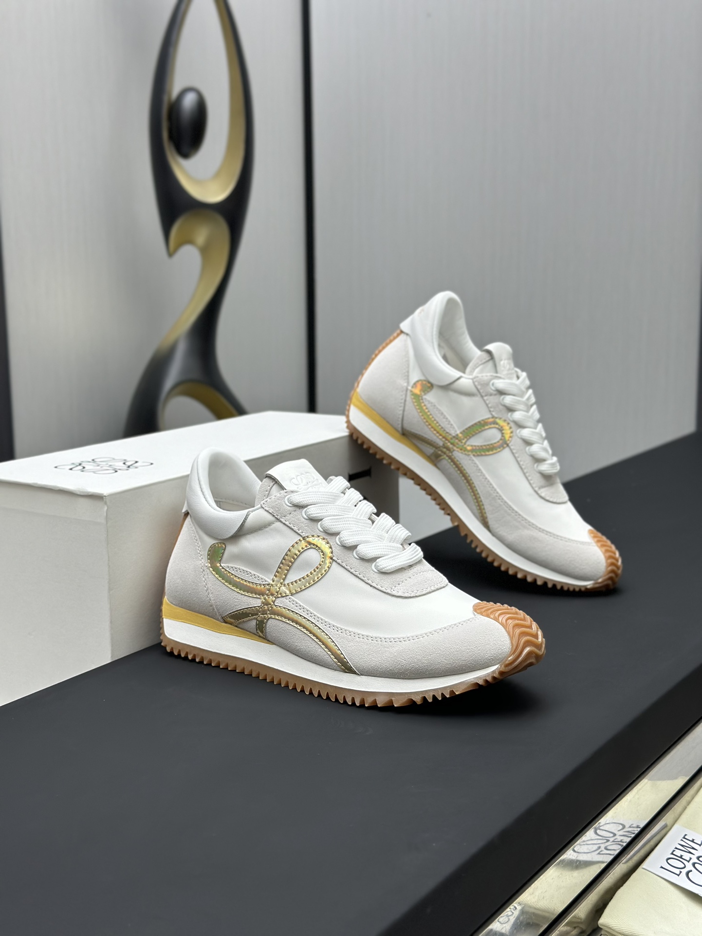 工厂直销💰280高版本👑—-—————LOEWE 罗意威早春新款内增高德训鞋！上脚超级轻便、舒适，6cm 内增高更是小个子的福音！原版1:1顶级复刻！品质欢迎看实物对比🆚！供高端代购首选🟢鞋面精选原版进口牛皮拼接客供织布，原版进口水染羊皮内里➕牛皮垫脚，按原版开模耐磨防滑大底，码数35-45🔺配置原版包